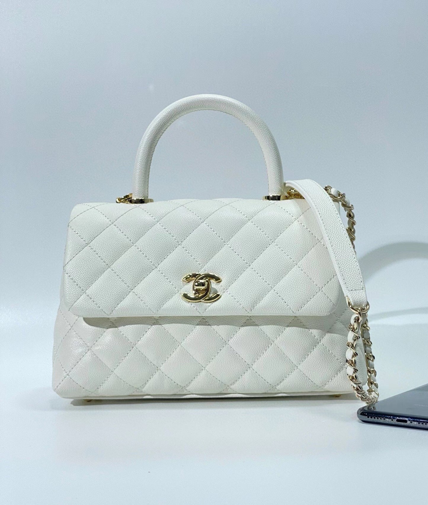 Sac à rabat avec poignée en coco 23 cm, blanc matelassé, caviar, quincaillerie or clair