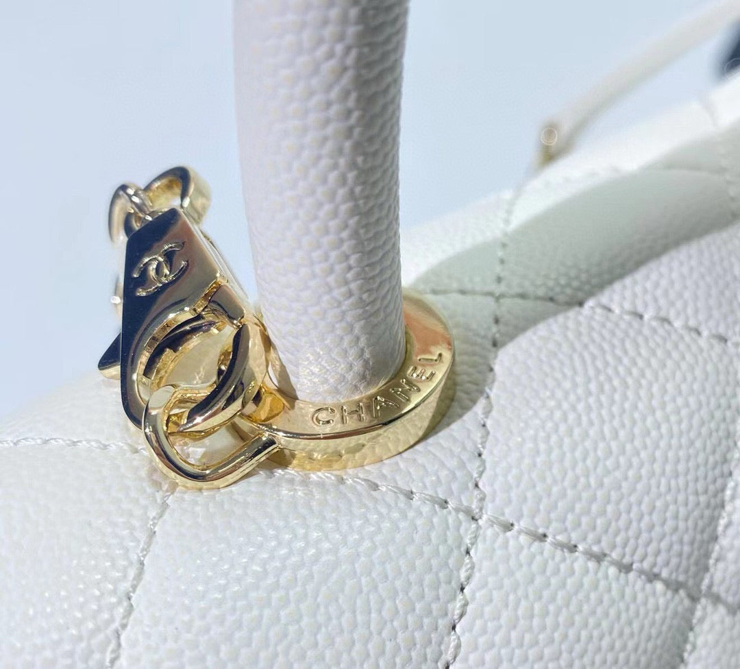 Sac à rabat avec poignée en coco 23 cm, blanc matelassé, caviar, quincaillerie or clair