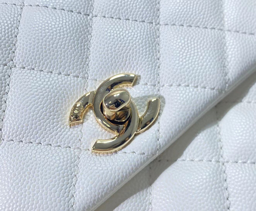Sac à rabat avec poignée en coco 23 cm, blanc matelassé, caviar, quincaillerie or clair