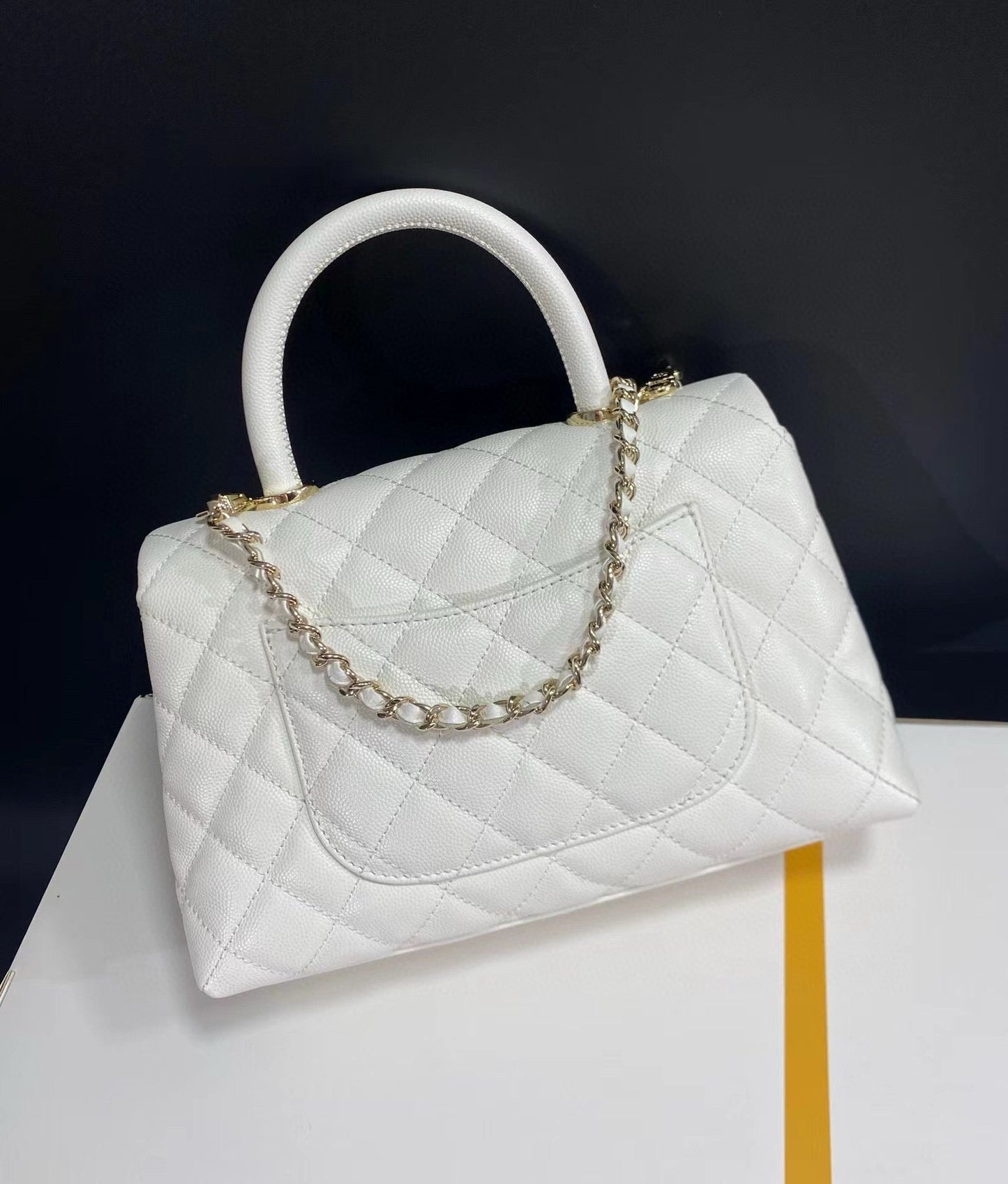 Sac à rabat avec poignée en coco 23 cm, blanc matelassé, caviar, quincaillerie or clair