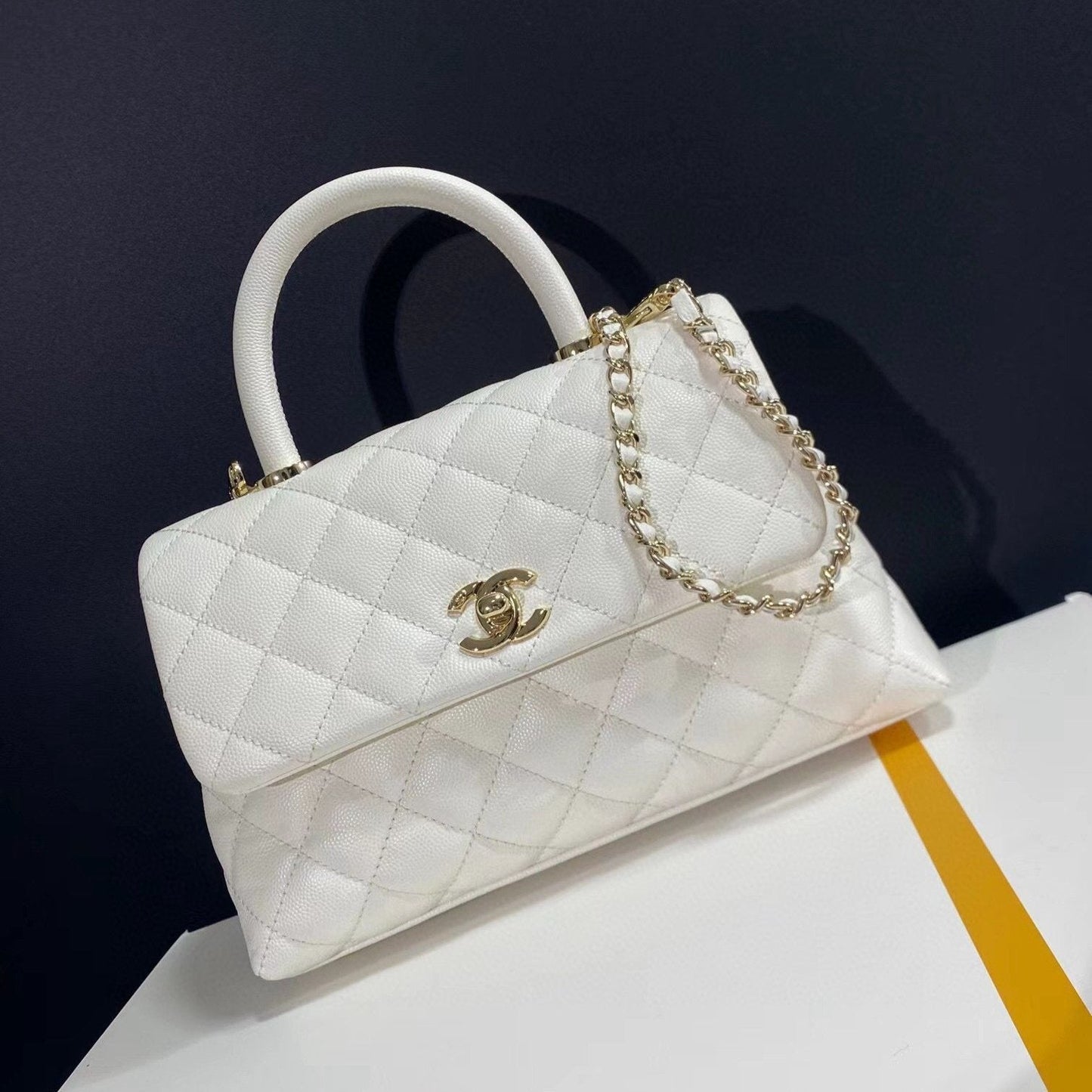 Sac à rabat avec poignée en coco 23 cm, blanc matelassé, caviar, quincaillerie or clair