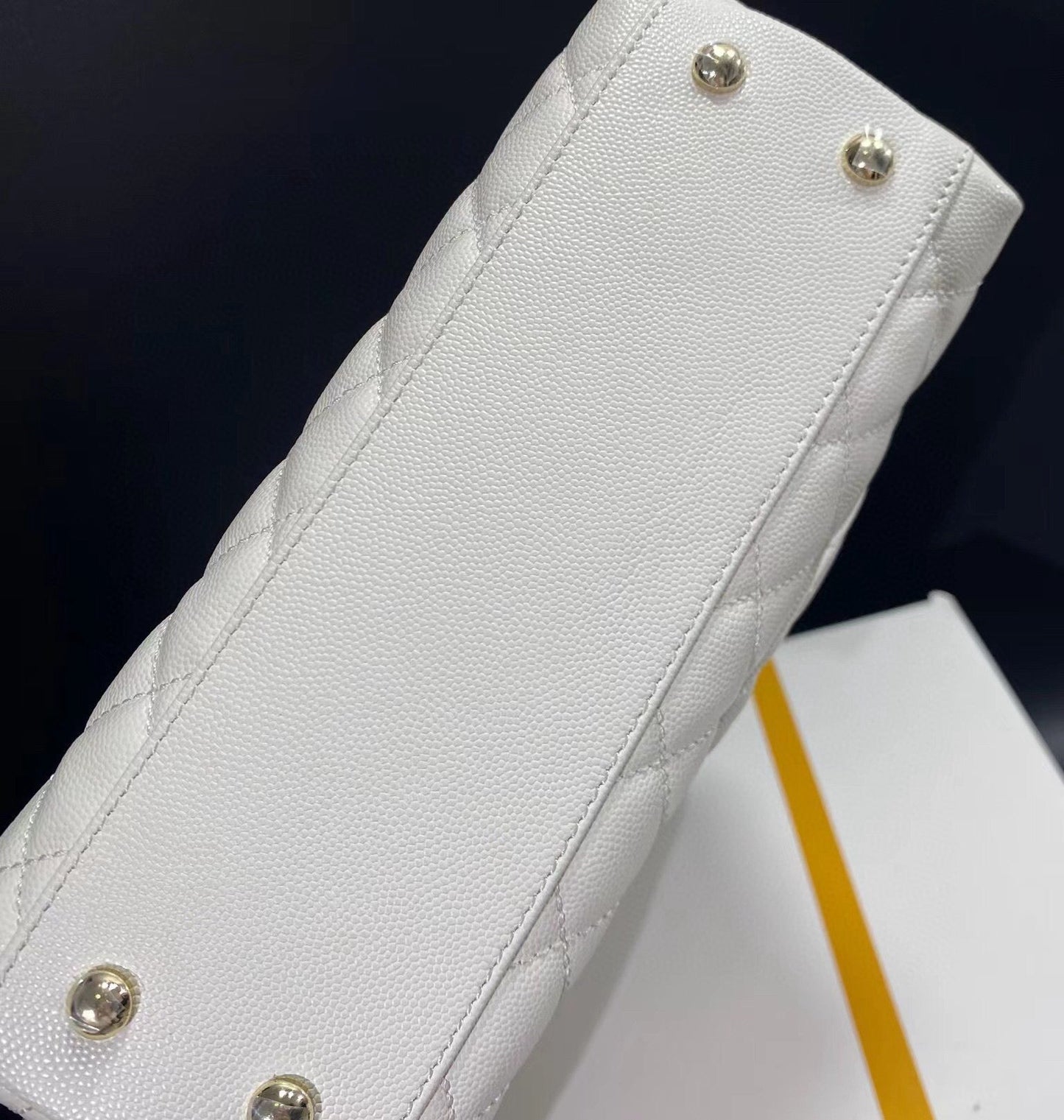 Sac à rabat avec poignée en coco 23 cm, blanc matelassé, caviar, quincaillerie or clair