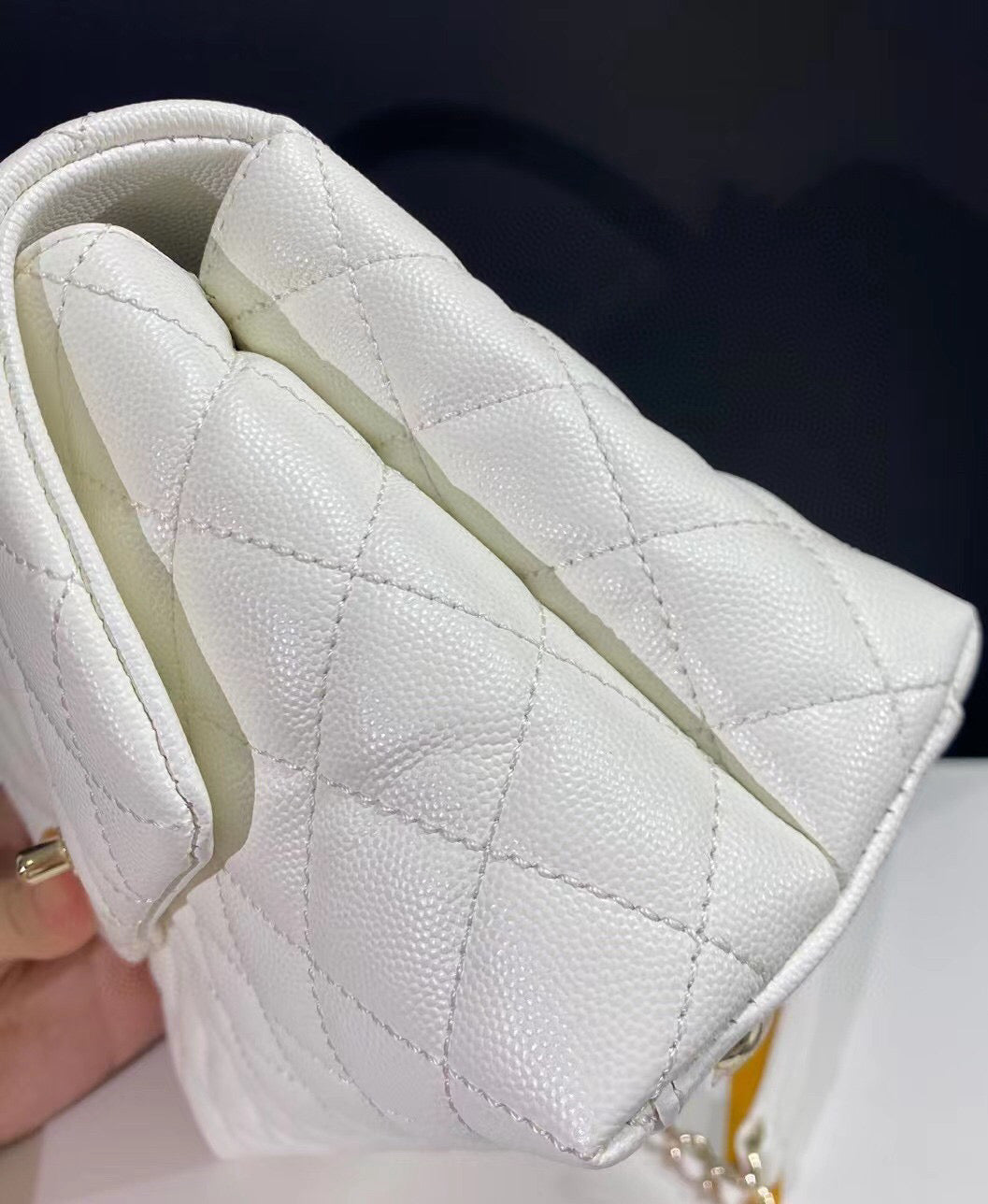 Sac à rabat avec poignée en coco 23 cm, blanc matelassé, caviar, quincaillerie or clair