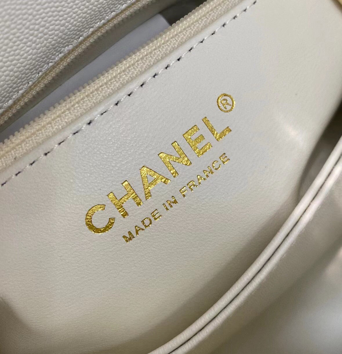 Sac à rabat avec poignée en coco 23 cm, blanc matelassé, caviar, quincaillerie or clair
