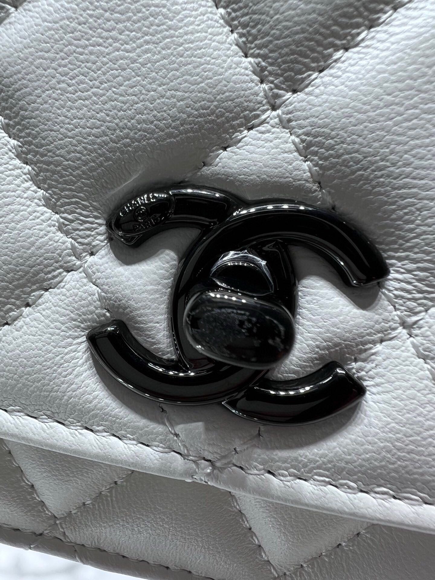 CC WOC 19 AGNEAU BLANC QUINCAILLERIE NOIRE