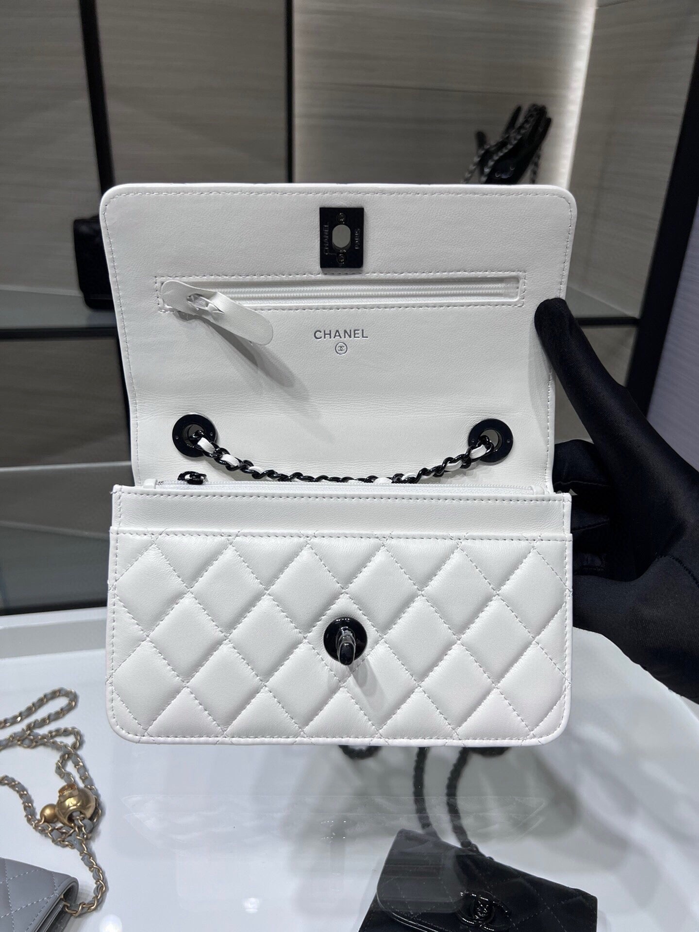 CC WOC 19 AGNEAU BLANC QUINCAILLERIE NOIRE