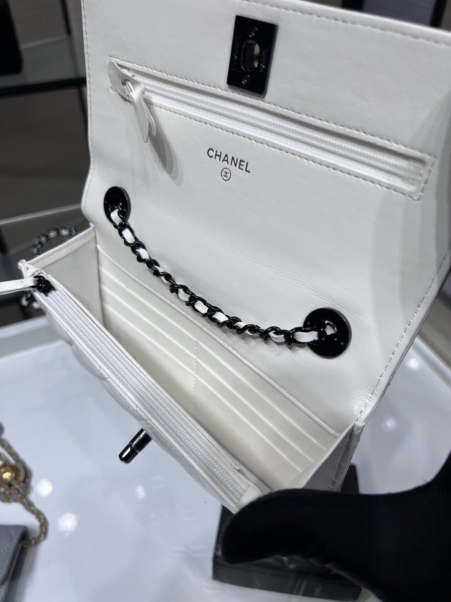 CC WOC 19 AGNEAU BLANC QUINCAILLERIE NOIRE