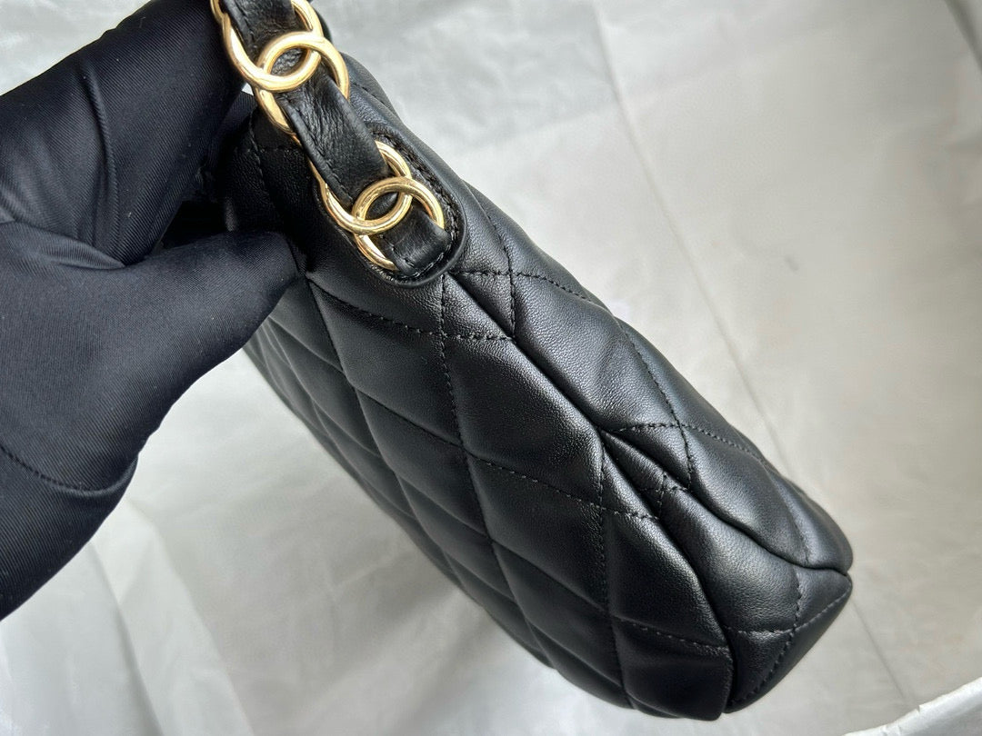 Sac Hobo CC 24K 23 cm en cuir d'agneau noir brillant
