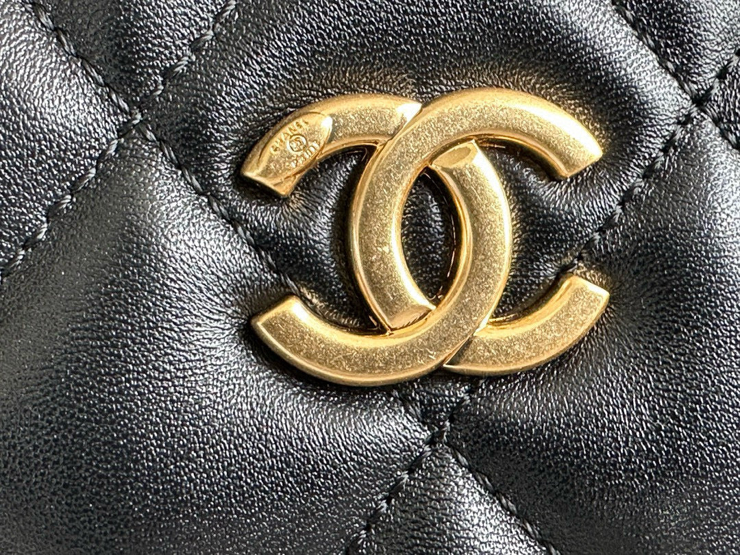 Sac Hobo CC 24K 23 cm en cuir d'agneau noir brillant