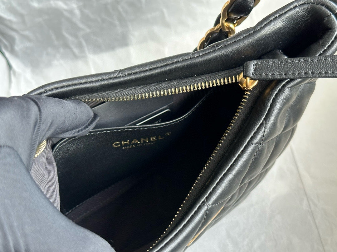 Sac Hobo CC 24K 23 cm en cuir d'agneau noir brillant