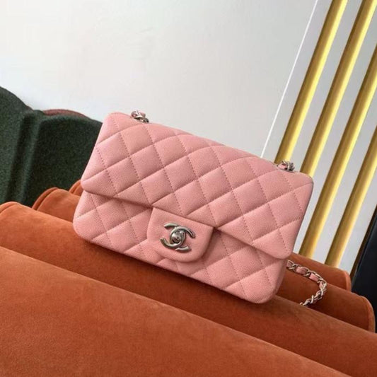 Mini sac à rabat 20 cm en cuir caviar rose et accessoires argentés 
