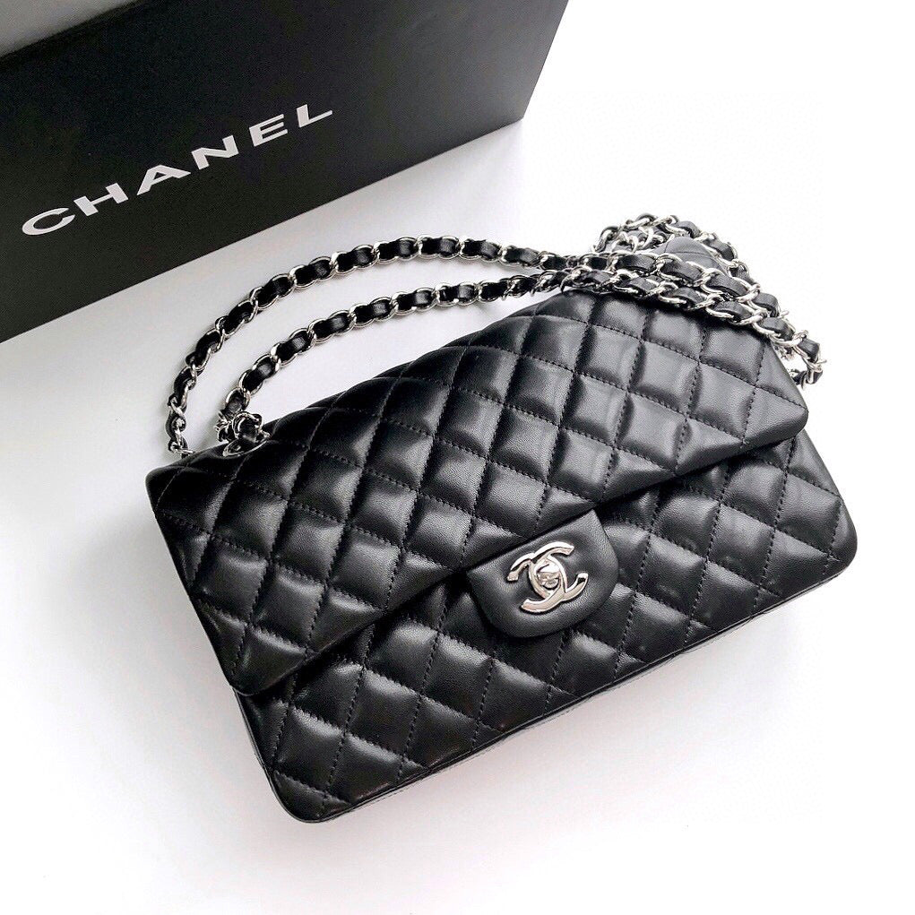 CLASSIC FLAP 25 CUIR D'AGNEAU NOIR QUINCAILLERIE ARGENTÉE 