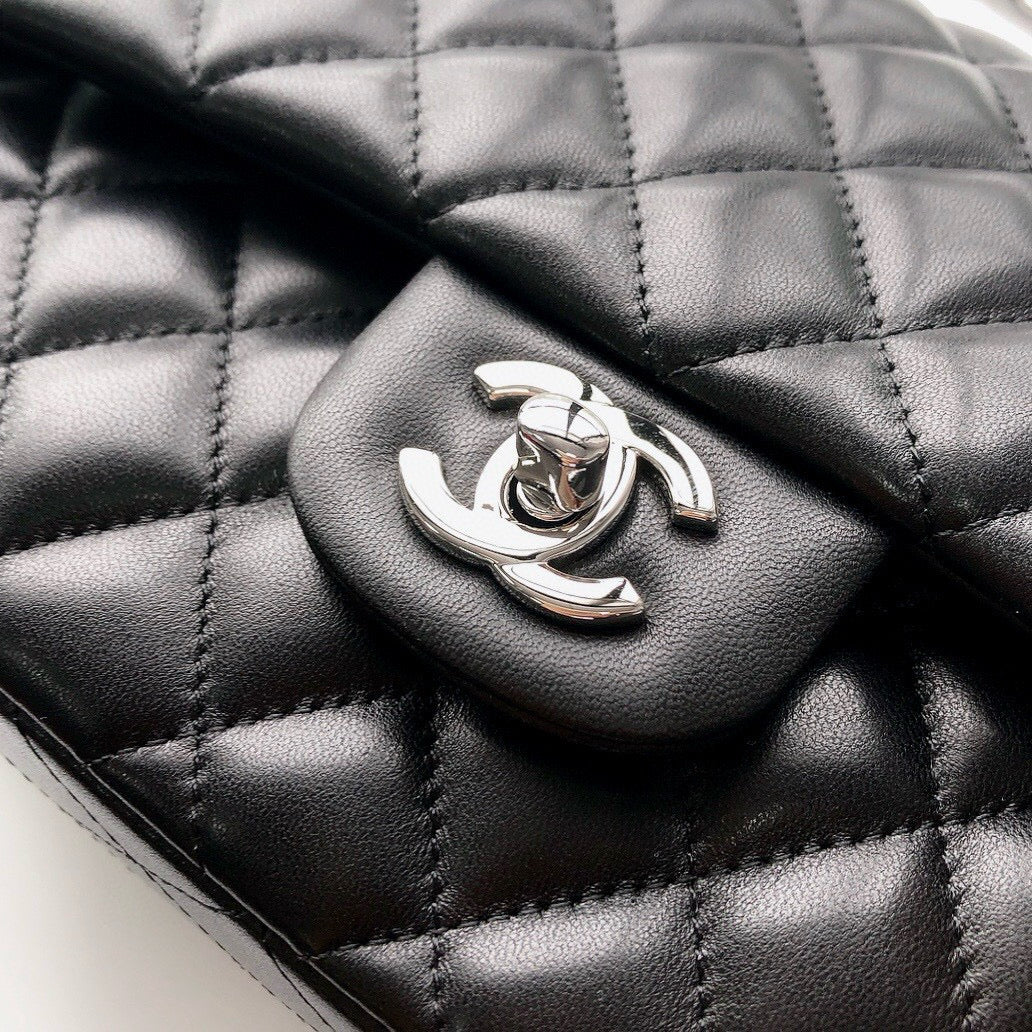 CLASSIC FLAP 25 CUIR D'AGNEAU NOIR QUINCAILLERIE ARGENTÉE 