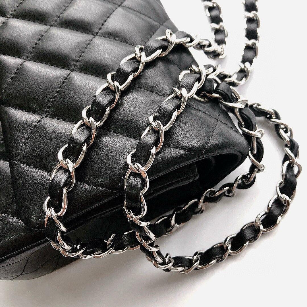 CLASSIC FLAP 25 CUIR D'AGNEAU NOIR QUINCAILLERIE ARGENTÉE 