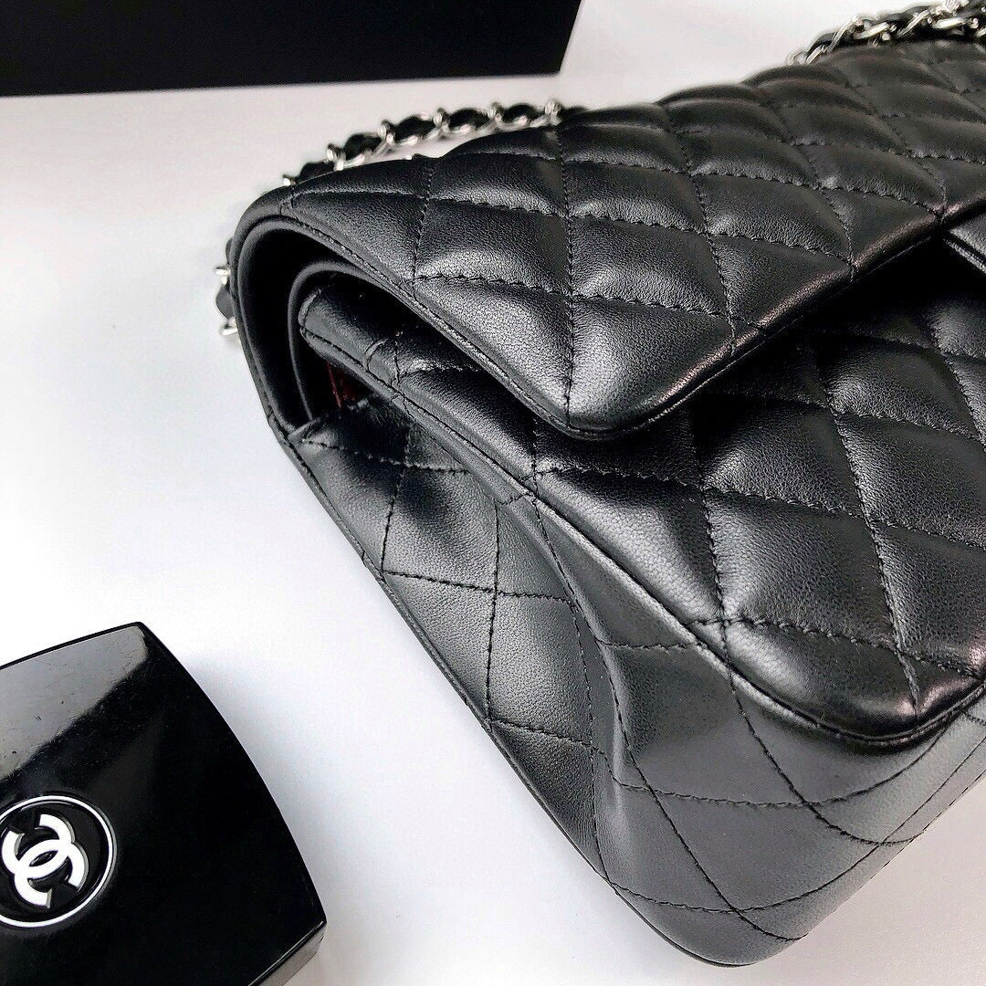 CLASSIC FLAP 25 CUIR D'AGNEAU NOIR QUINCAILLERIE ARGENTÉE 