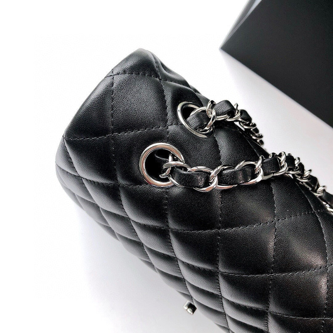 CLASSIC FLAP 25 CUIR D'AGNEAU NOIR QUINCAILLERIE ARGENTÉE 