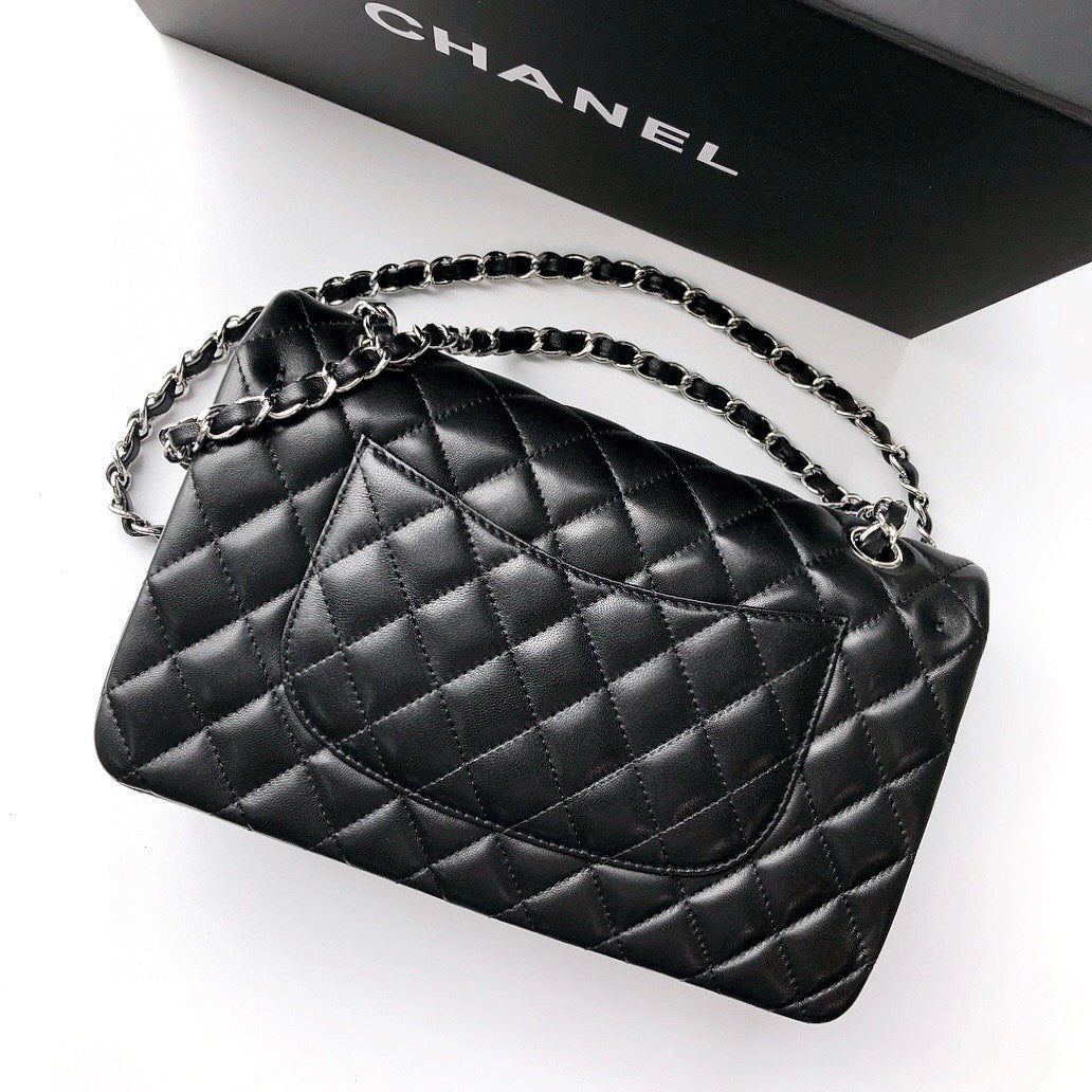 CLASSIC FLAP 25 CUIR D'AGNEAU NOIR QUINCAILLERIE ARGENTÉE 