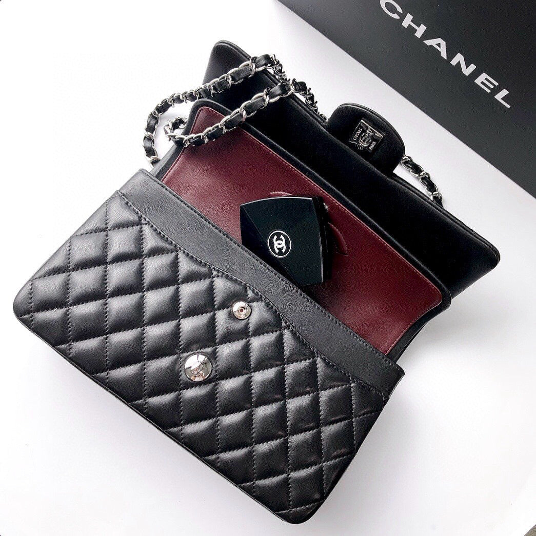 CLASSIC FLAP 25 CUIR D'AGNEAU NOIR QUINCAILLERIE ARGENTÉE 