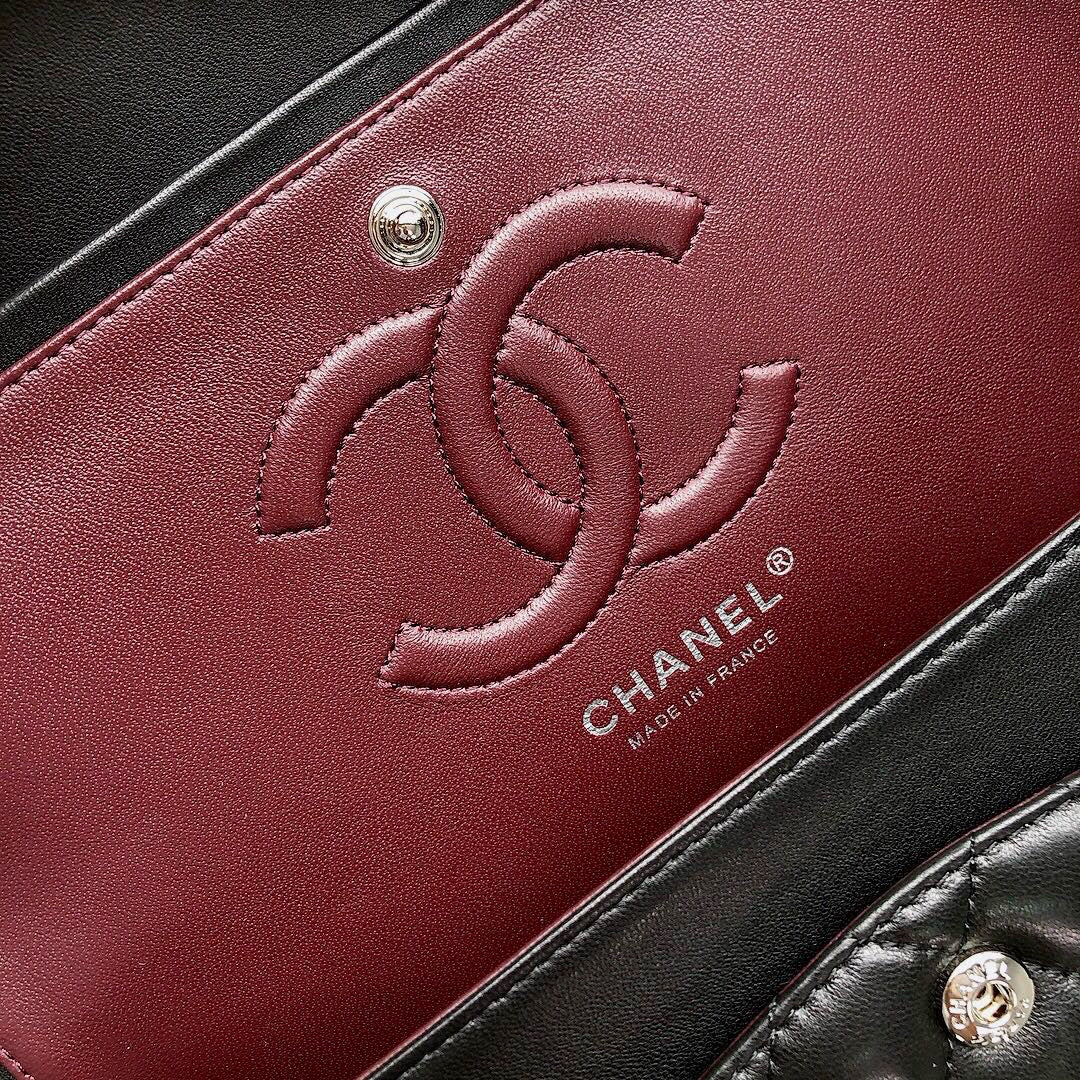CLASSIC FLAP 25 CUIR D'AGNEAU NOIR QUINCAILLERIE ARGENTÉE 