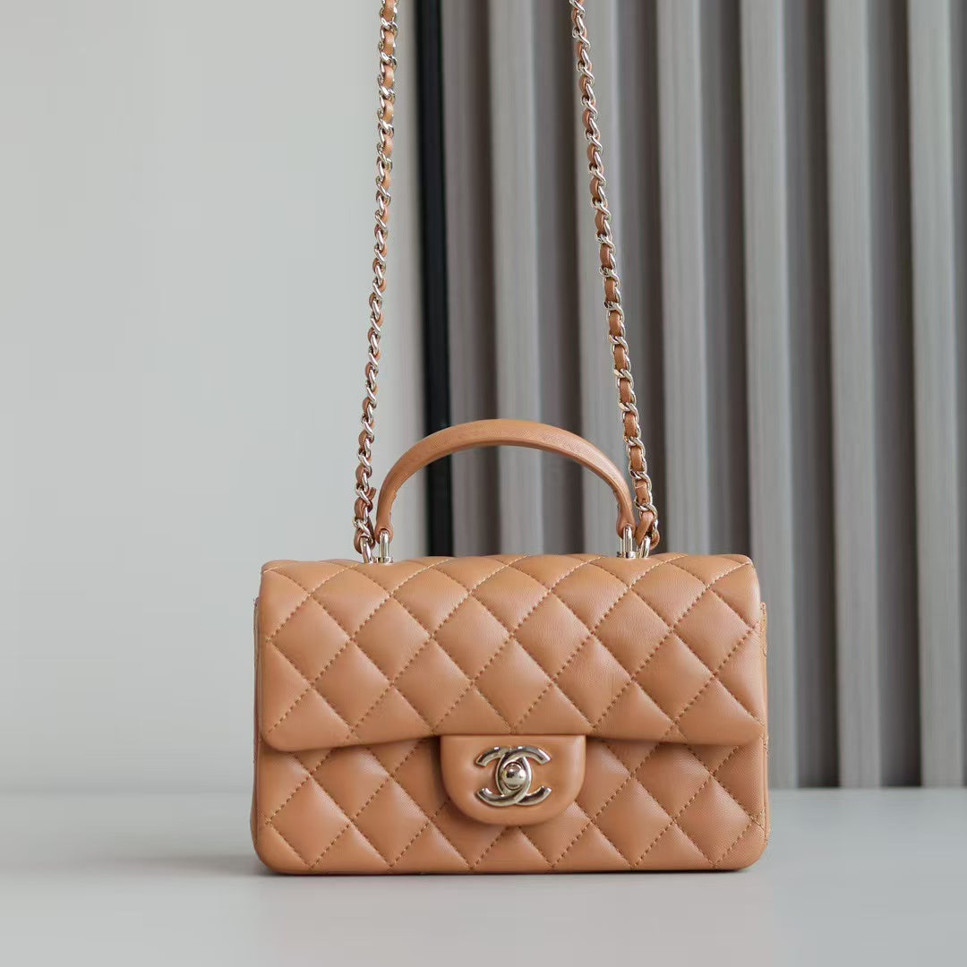 Mini sac à rabat avec poignée supérieure 20 cm en cuir d'agneau marron et accessoires dorés clairs