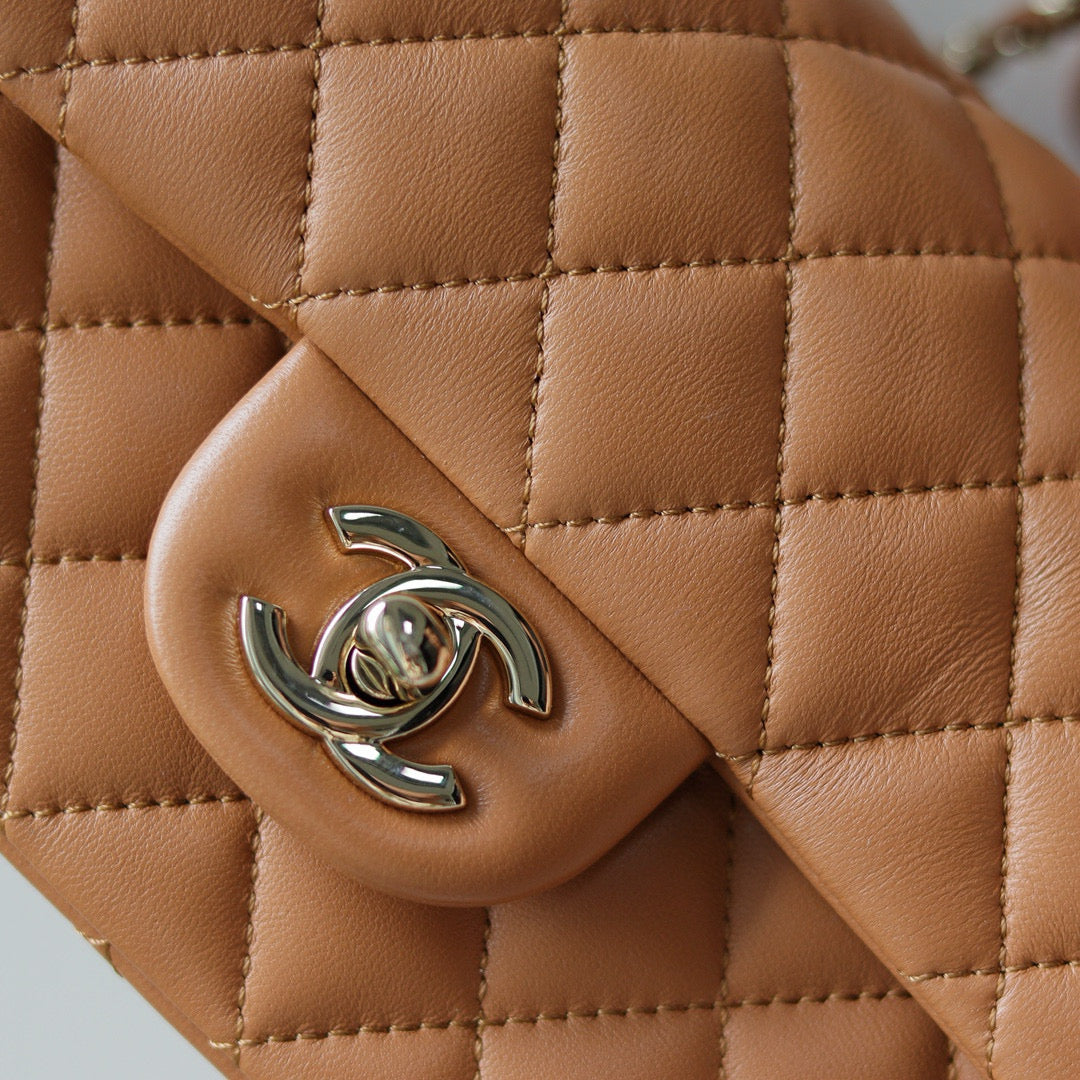 Mini sac à rabat avec poignée supérieure 20 cm en cuir d'agneau marron et accessoires dorés clairs