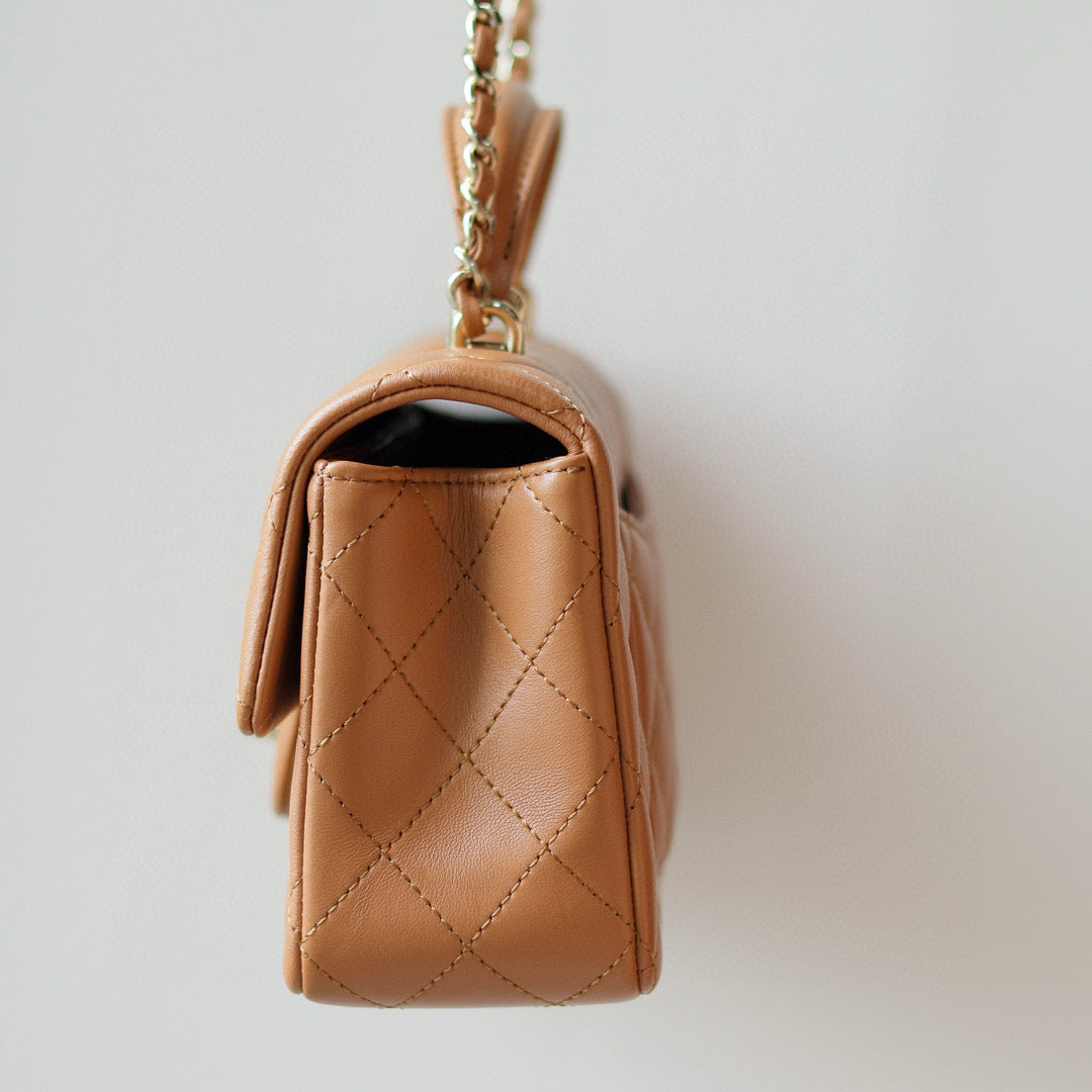 Mini sac à rabat avec poignée supérieure 20 cm en cuir d'agneau marron et accessoires dorés clairs