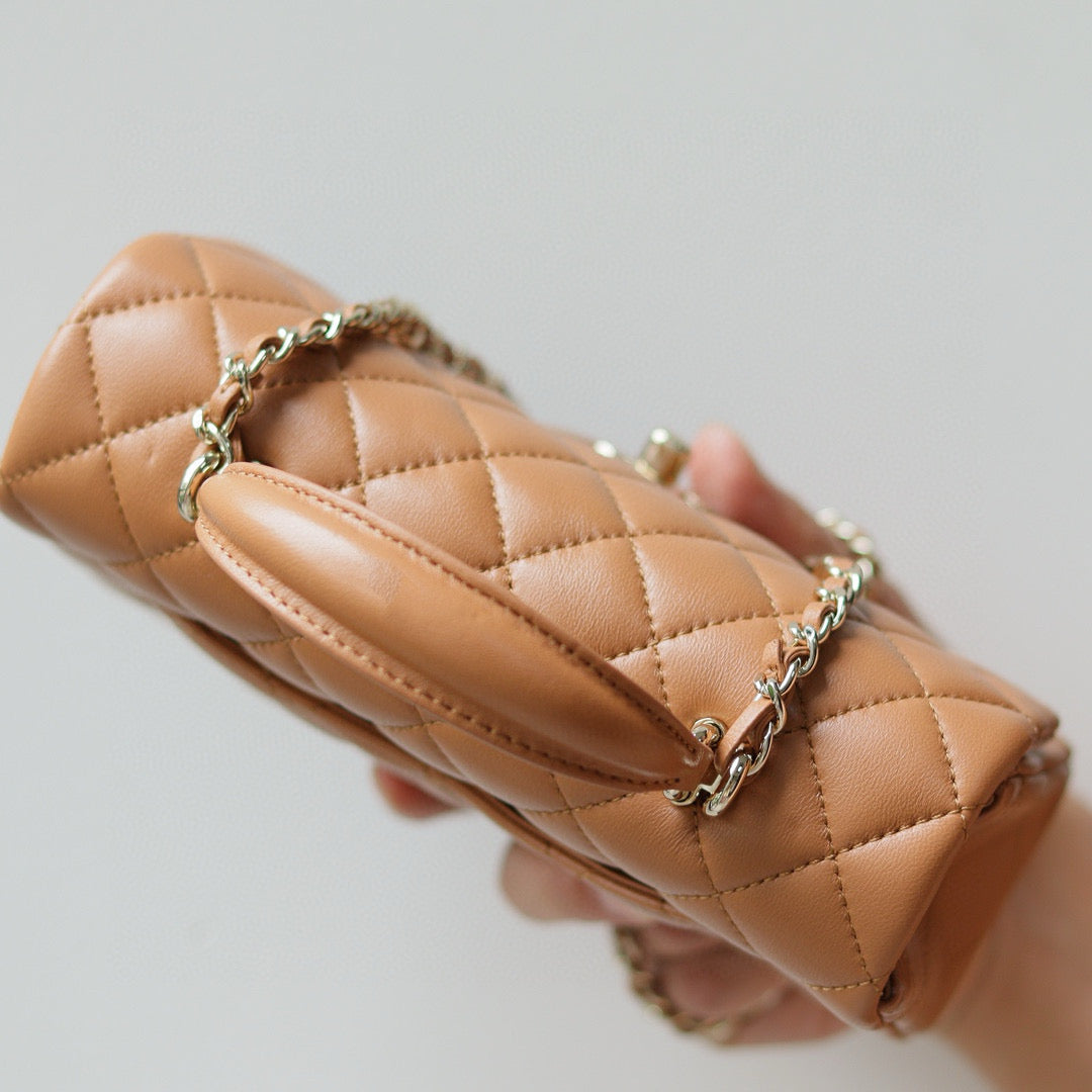 Mini sac à rabat avec poignée supérieure 20 cm en cuir d'agneau marron et accessoires dorés clairs