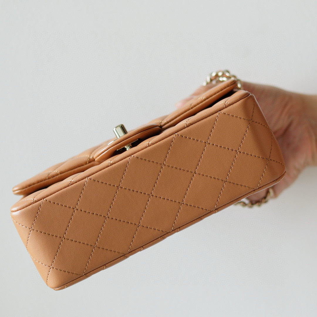 Mini sac à rabat avec poignée supérieure 20 cm en cuir d'agneau marron et accessoires dorés clairs