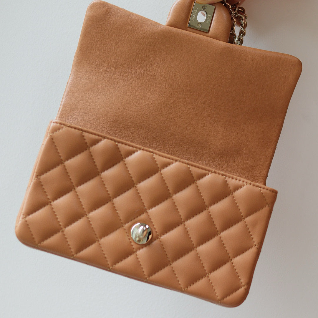 Mini sac à rabat avec poignée supérieure 20 cm en cuir d'agneau marron et accessoires dorés clairs