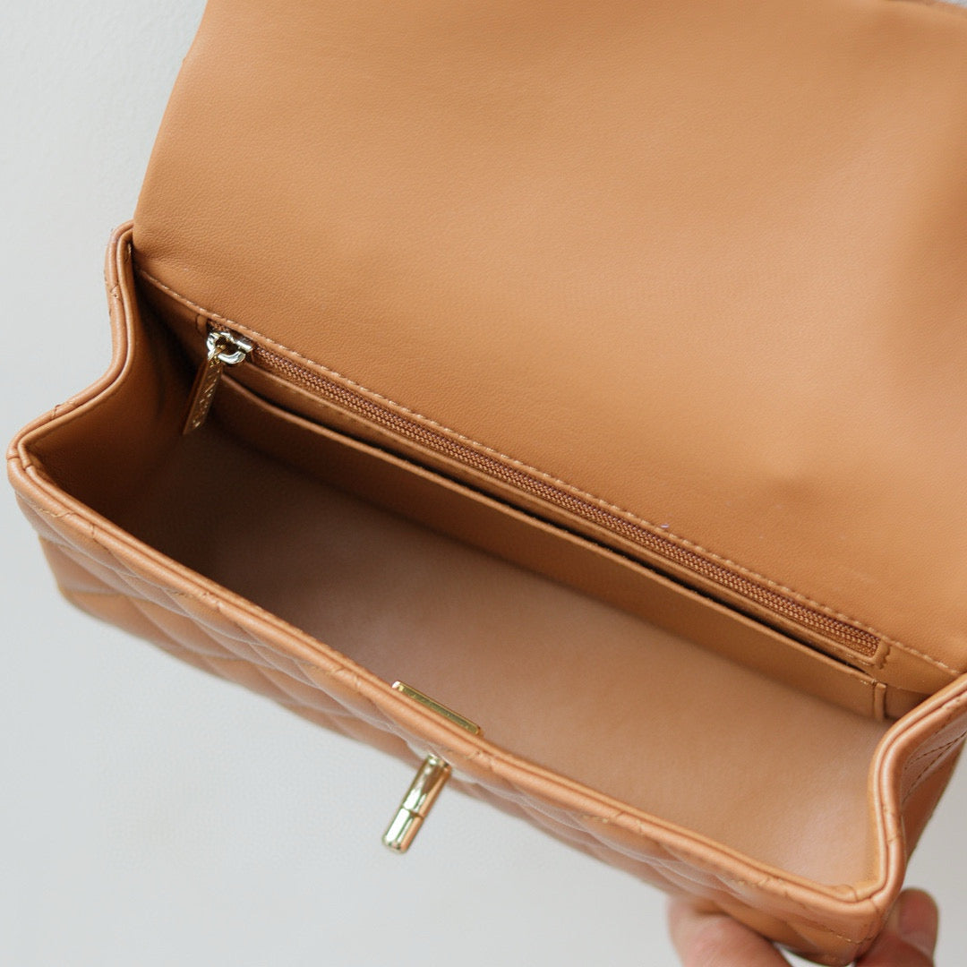 Mini sac à rabat avec poignée supérieure 20 cm en cuir d'agneau marron et accessoires dorés clairs
