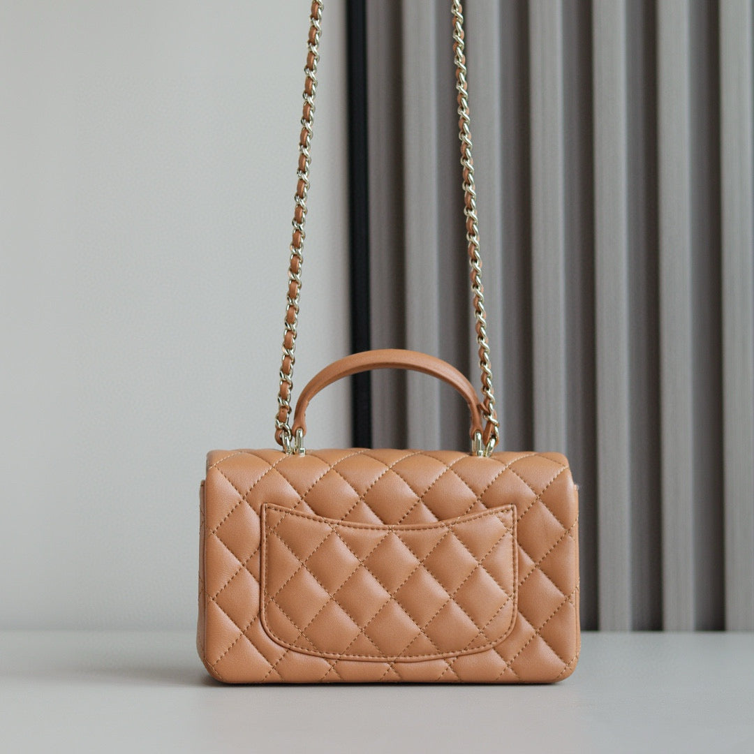 Mini sac à rabat avec poignée supérieure 20 cm en cuir d'agneau marron et accessoires dorés clairs