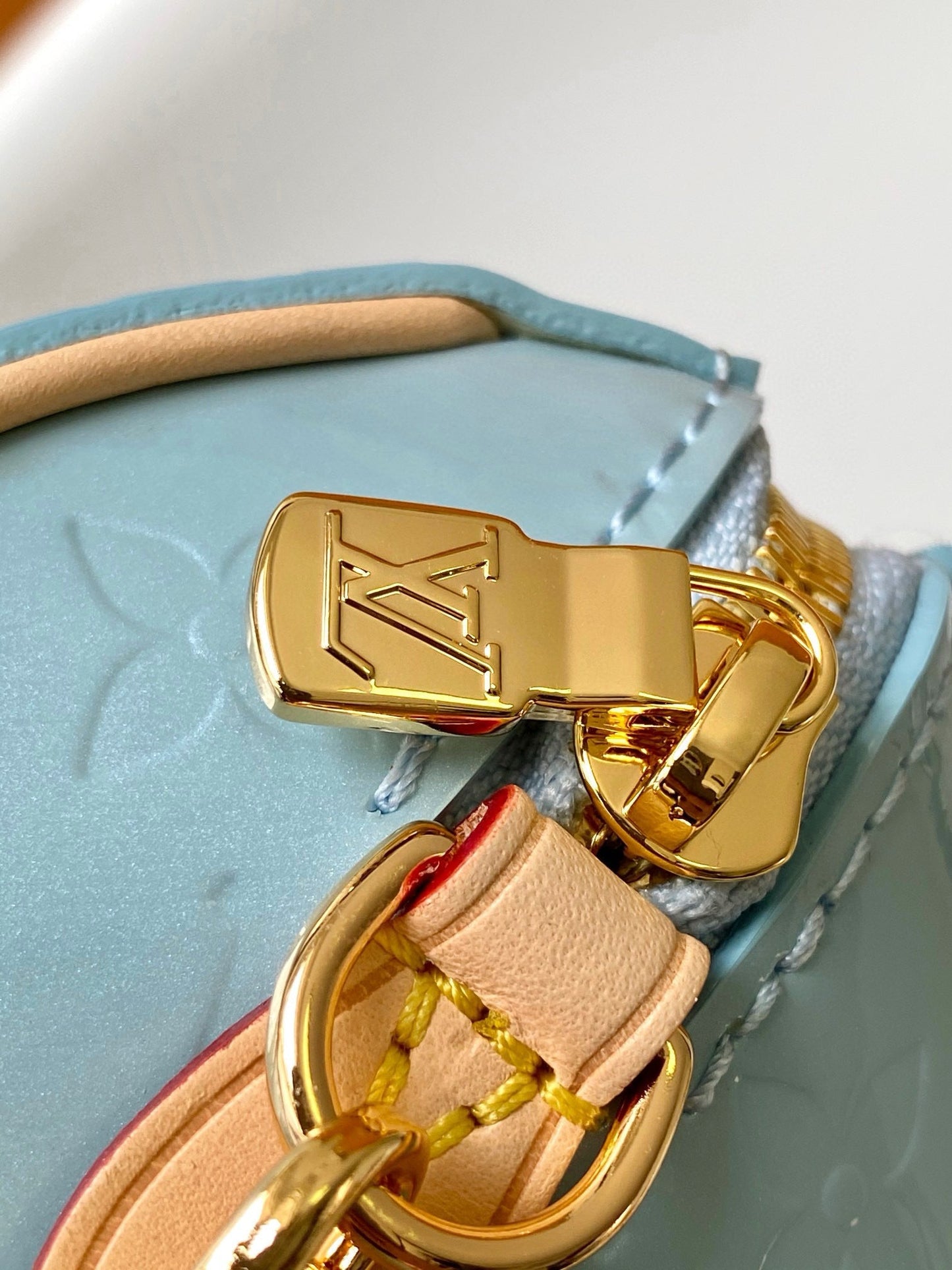 NANO SPEEDY 16 EN VERNIS PASTEL MONOGRAMME QUINCAILLERIE OR
