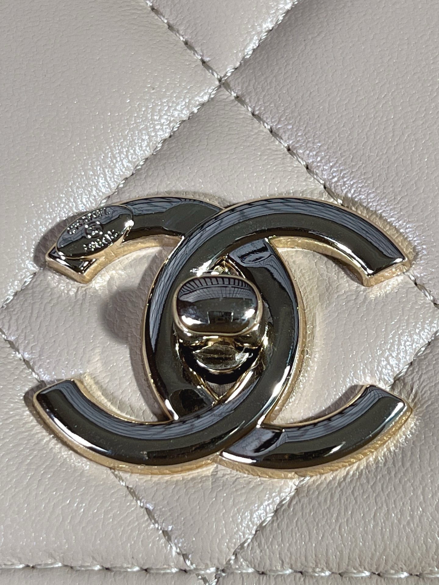 CC TRENDY 25CM CUIR D'AGNEAU BEIGE QUINCAILLERIE OR CLAIR
