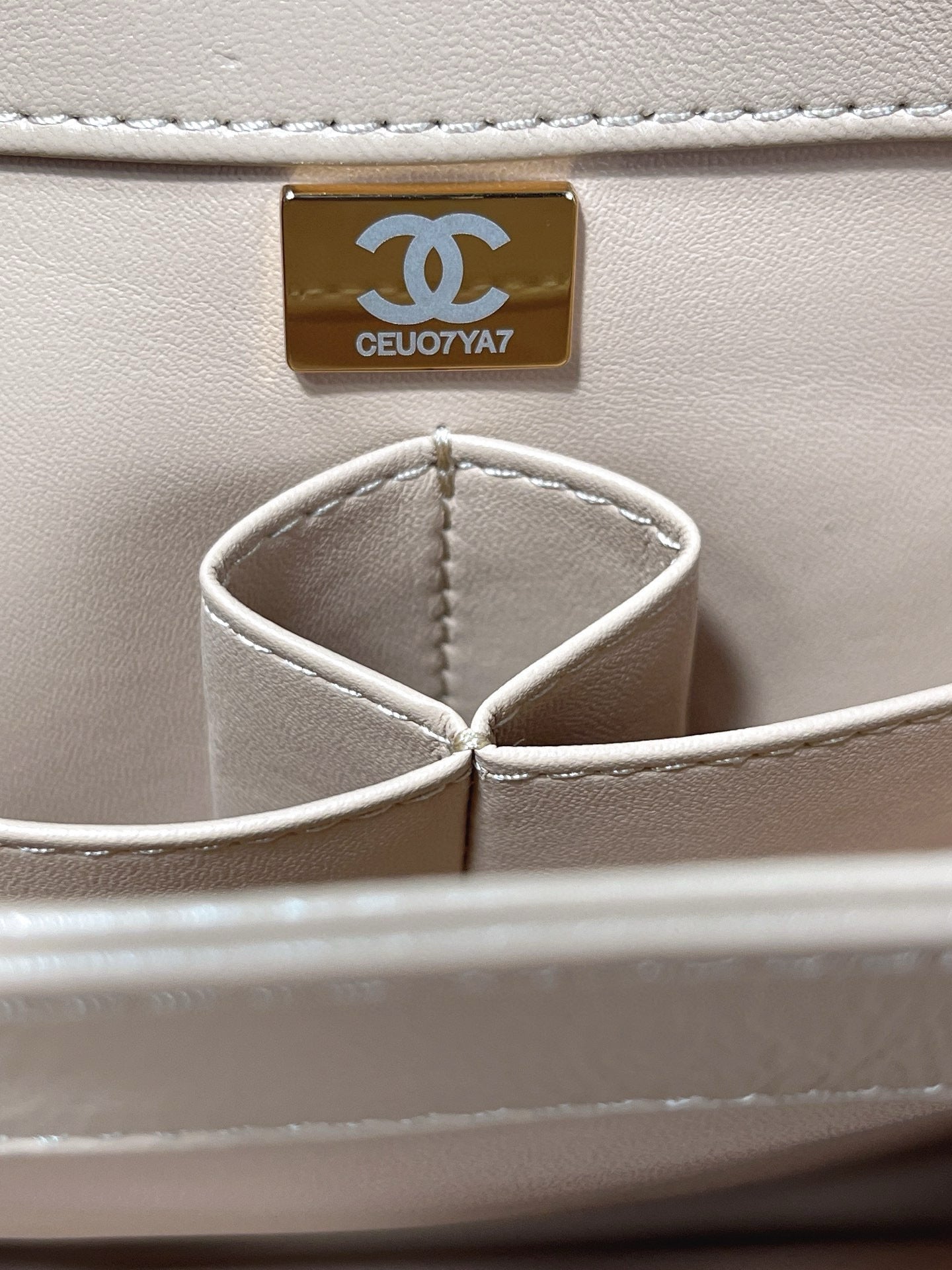 CC TRENDY 25CM CUIR D'AGNEAU BEIGE QUINCAILLERIE OR CLAIR