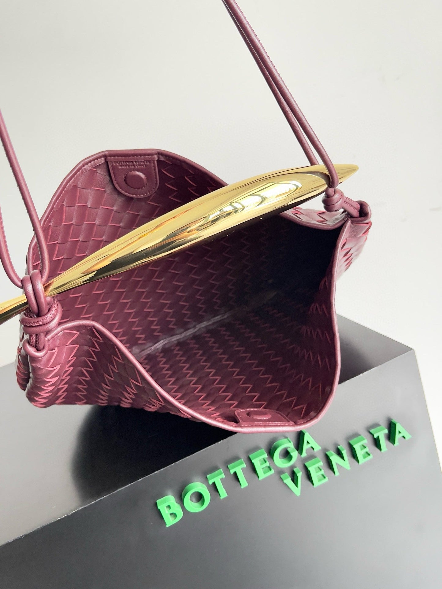 SARDINE 39 WITH CHAIN IN BAROLO LAMBSKIN