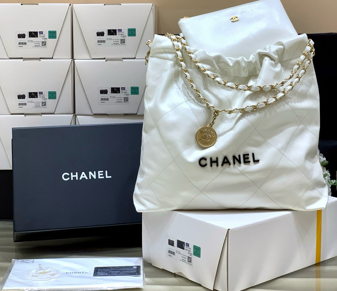 CC 19 ホーボーバッグ 43cm ホワイトカーフスキン ブラックロゴ ゴールド金具