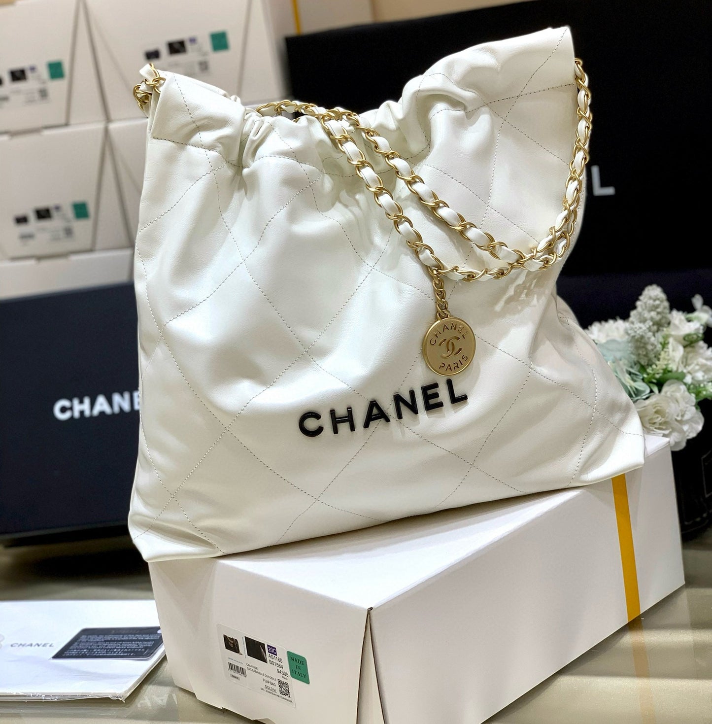 CC 19 ホーボーバッグ 43cm ホワイトカーフスキン ブラックロゴ ゴールド金具