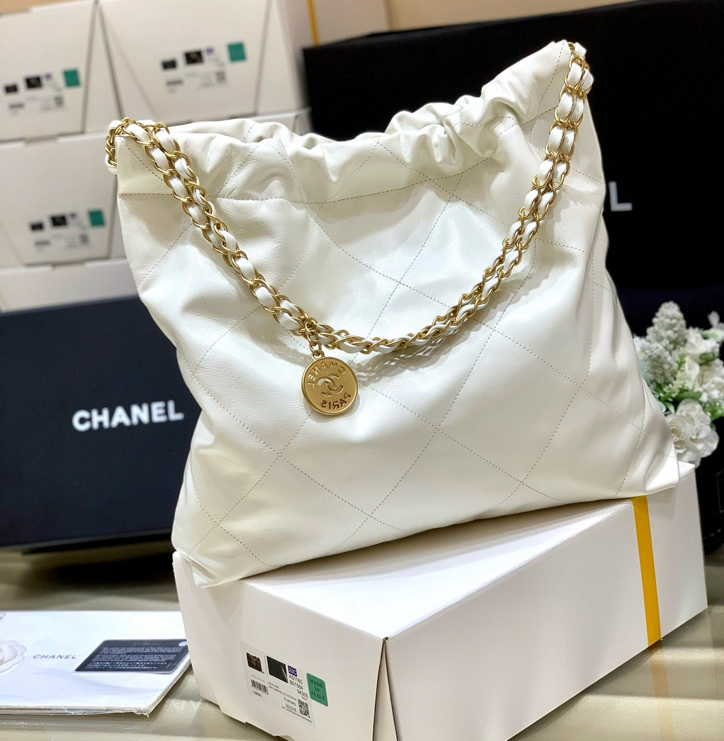 CC 19 ホーボーバッグ 43cm ホワイトカーフスキン ブラックロゴ ゴールド金具