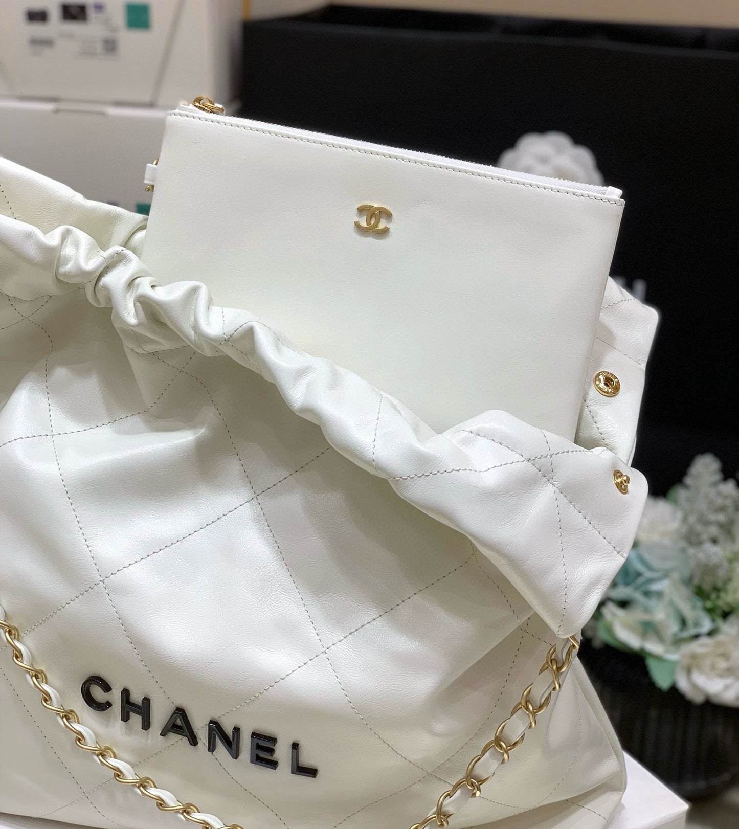 CC 19 ホーボーバッグ 43cm ホワイトカーフスキン ブラックロゴ ゴールド金具
