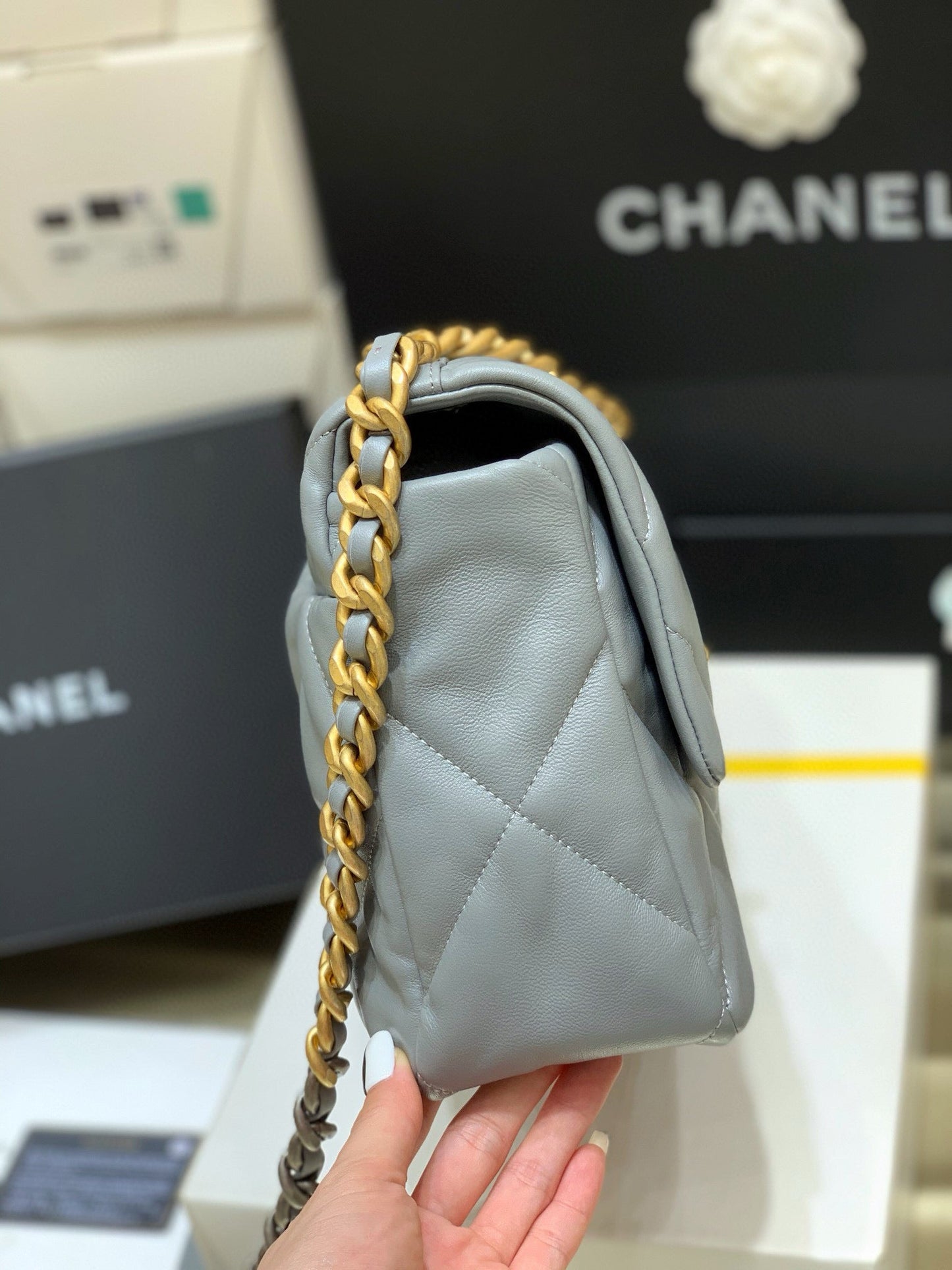 19 フラップバッグ 30 グレー ゴートスキン ゴールド金具 - 最高品質