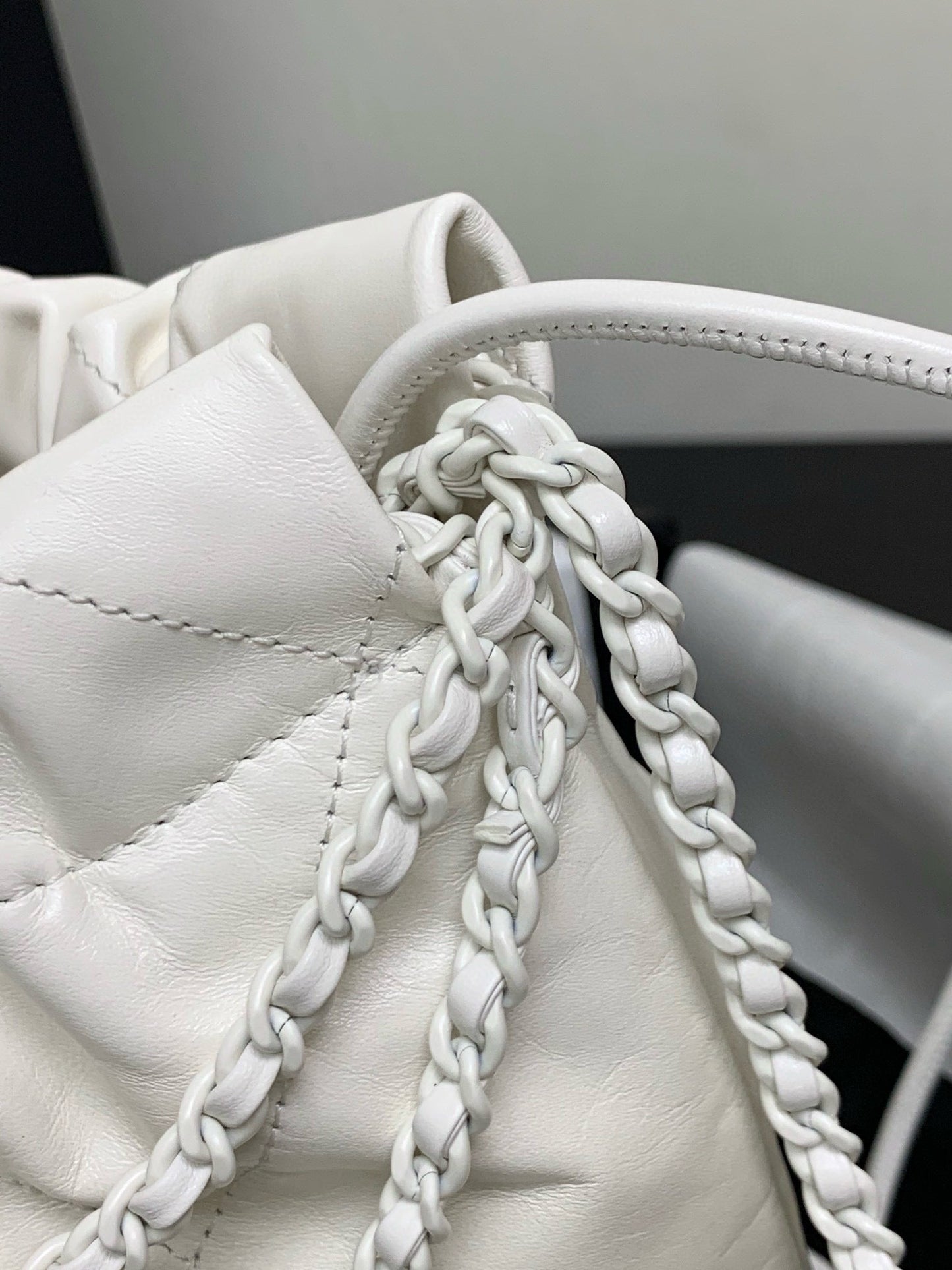 Sac Hobo CC Mini 22 en cuir d'agneau blanc et gris