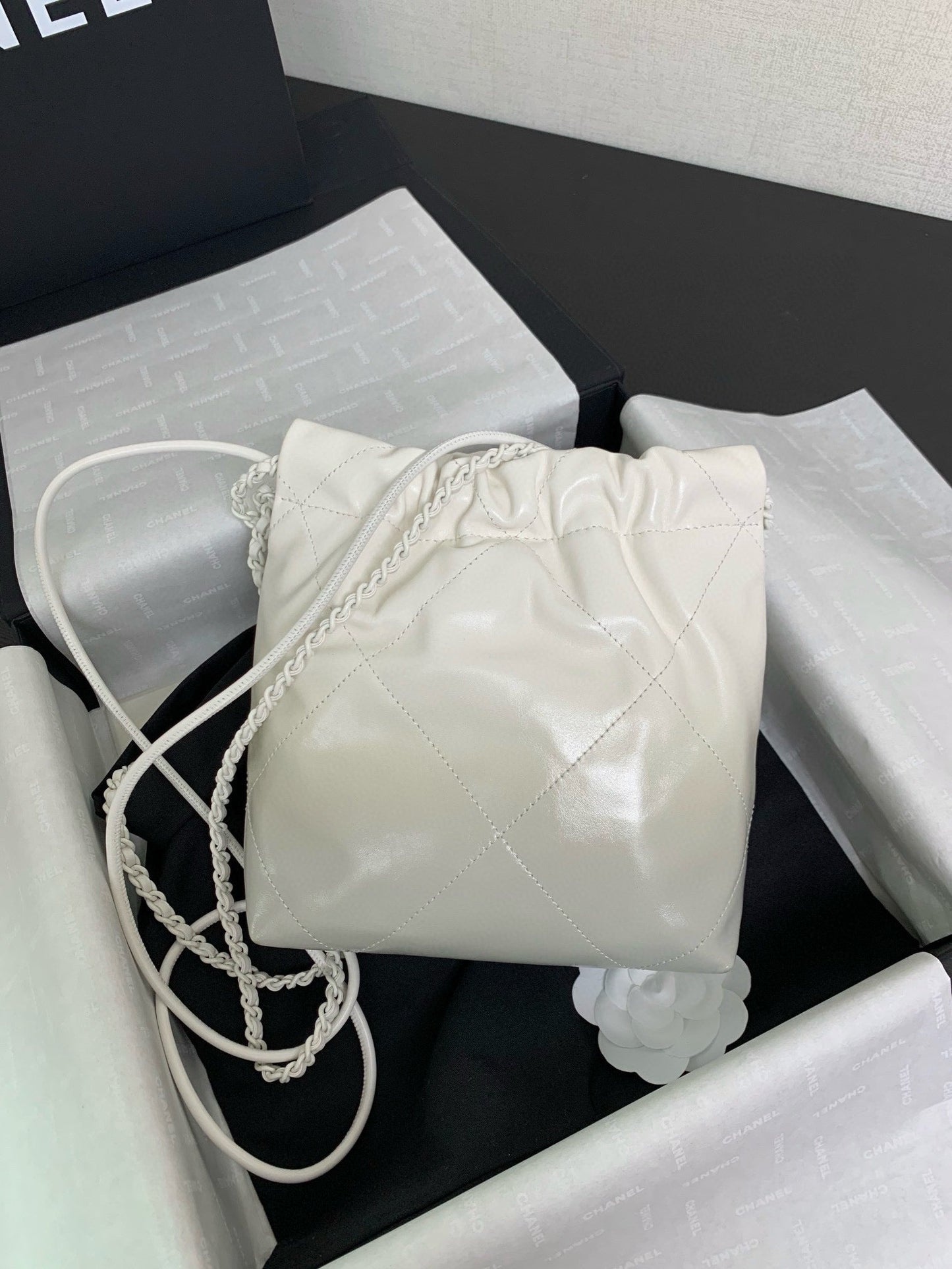 Sac Hobo CC Mini 22 en cuir d'agneau blanc et gris