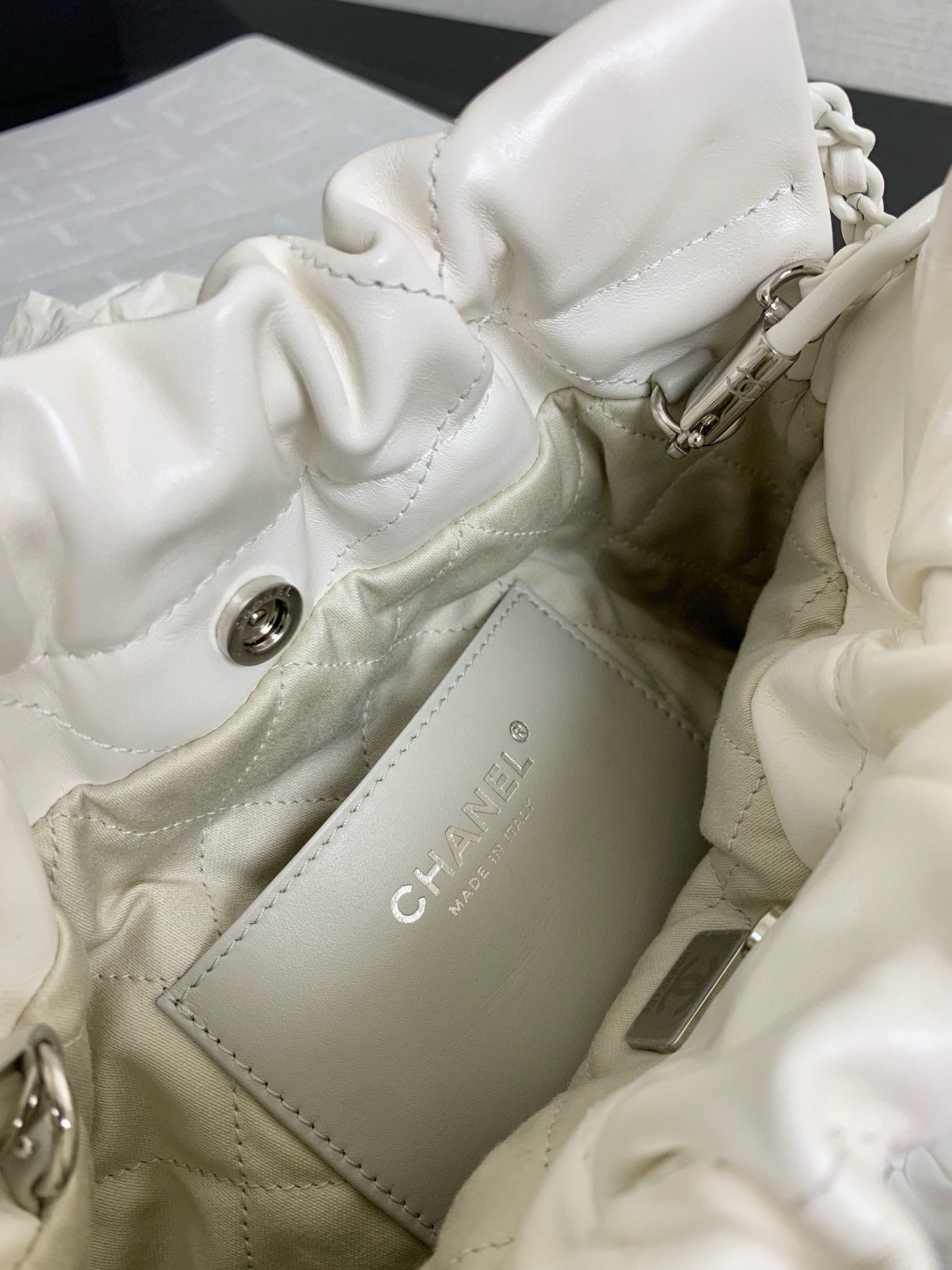 Sac Hobo CC Mini 22 en cuir d'agneau blanc et gris
