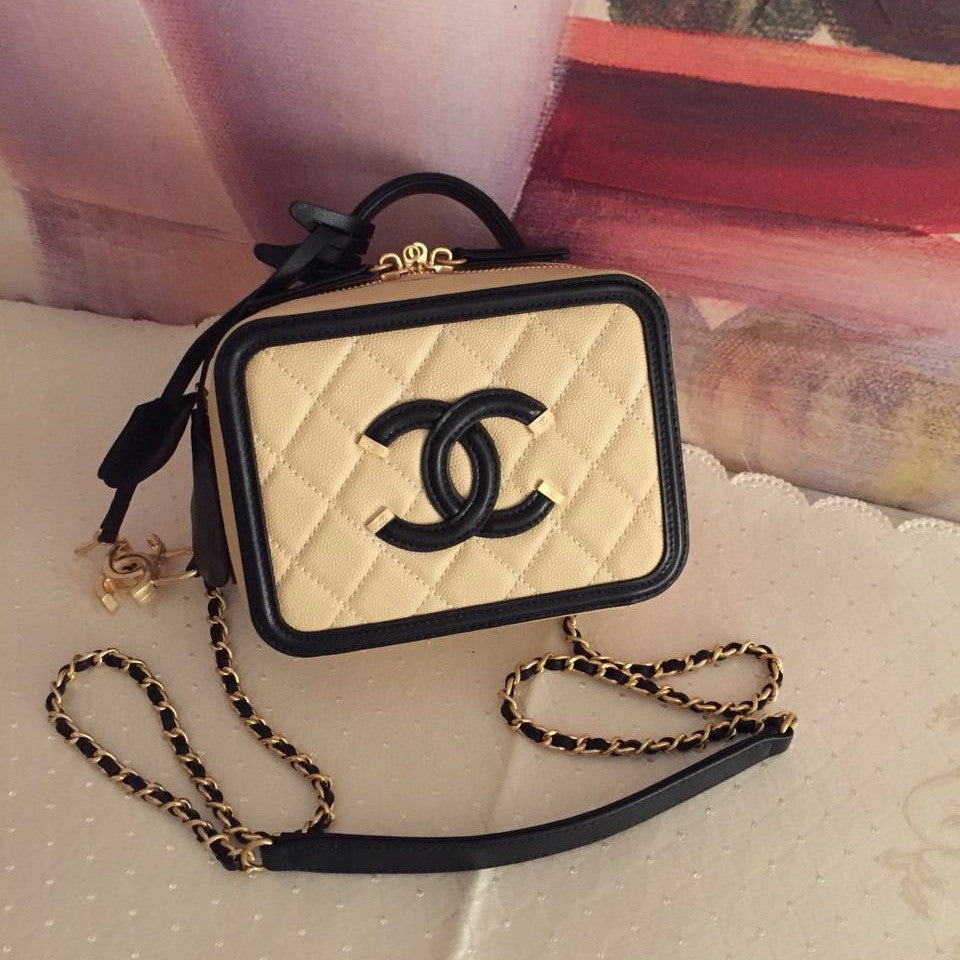 Trousse de toilette CC Filigrane en cuir caviar matelassé noir beige