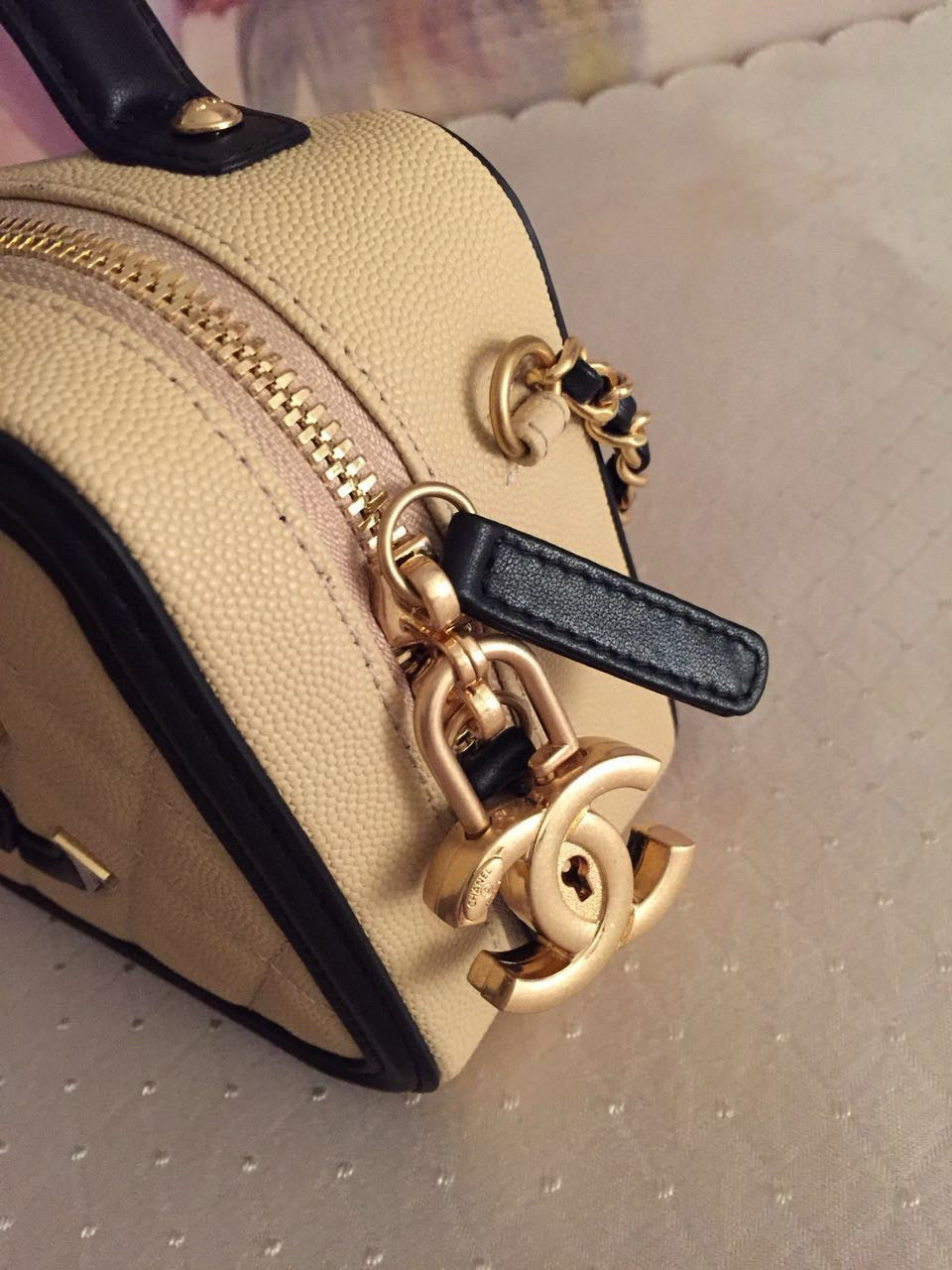 Trousse de toilette CC Filigrane en cuir caviar matelassé noir beige