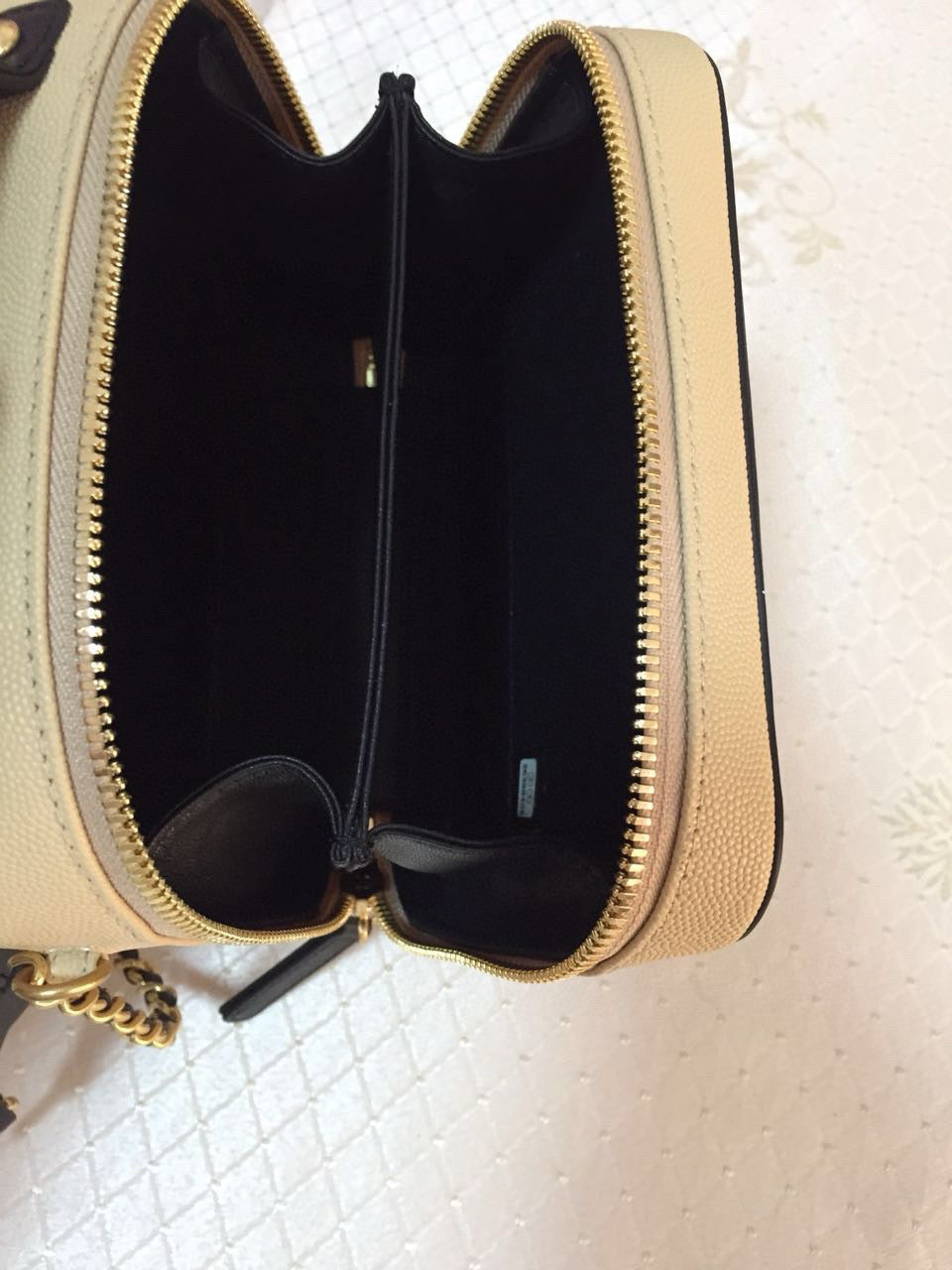 Trousse de toilette CC Filigrane en cuir caviar matelassé noir beige