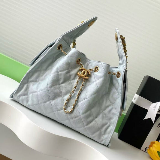 Sac Hobo CC 25C 30 cm en cuir de veau grainé bleu clair