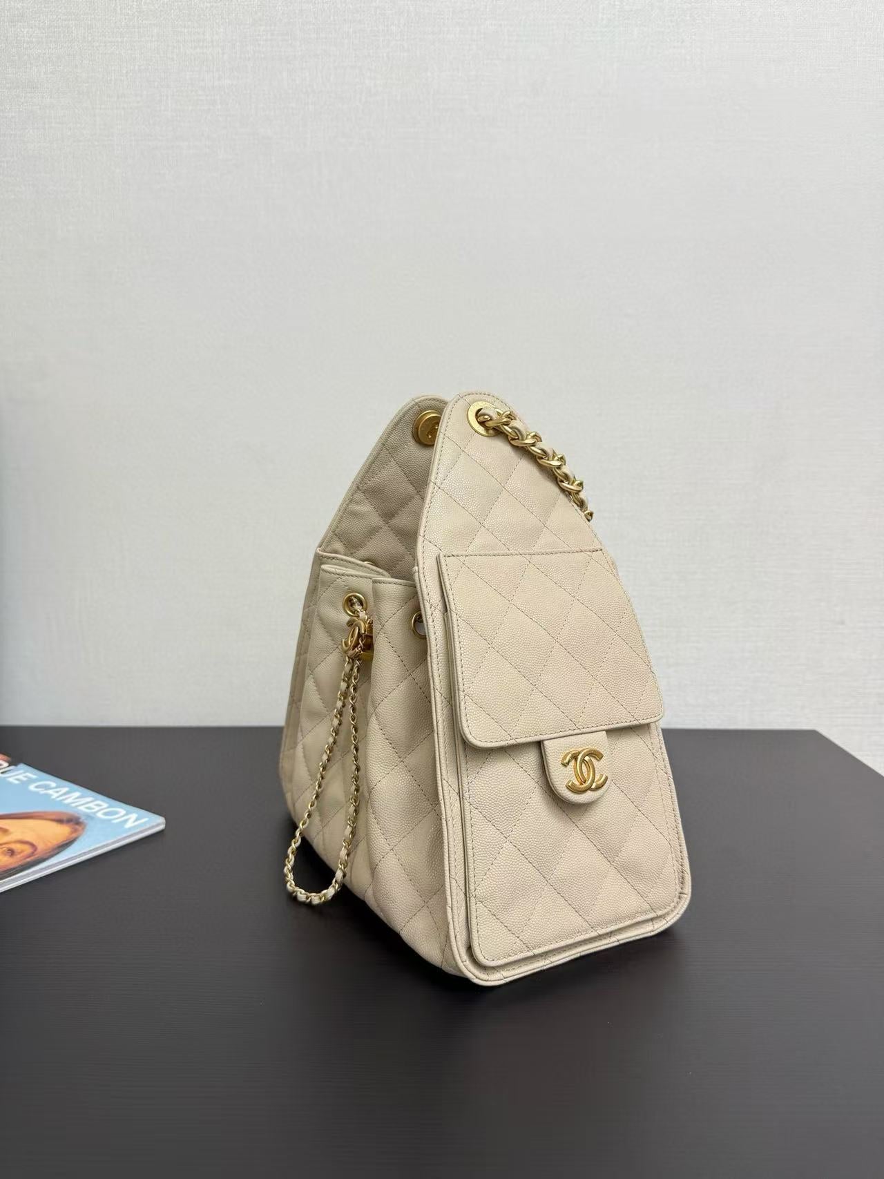 Sac Hobo CC 25C 30 cm en cuir de veau grainé beige