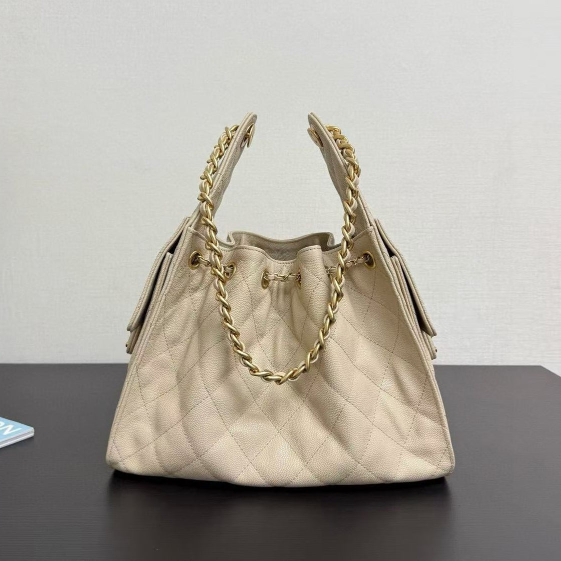 Sac Hobo CC 25C 30 cm en cuir de veau grainé beige