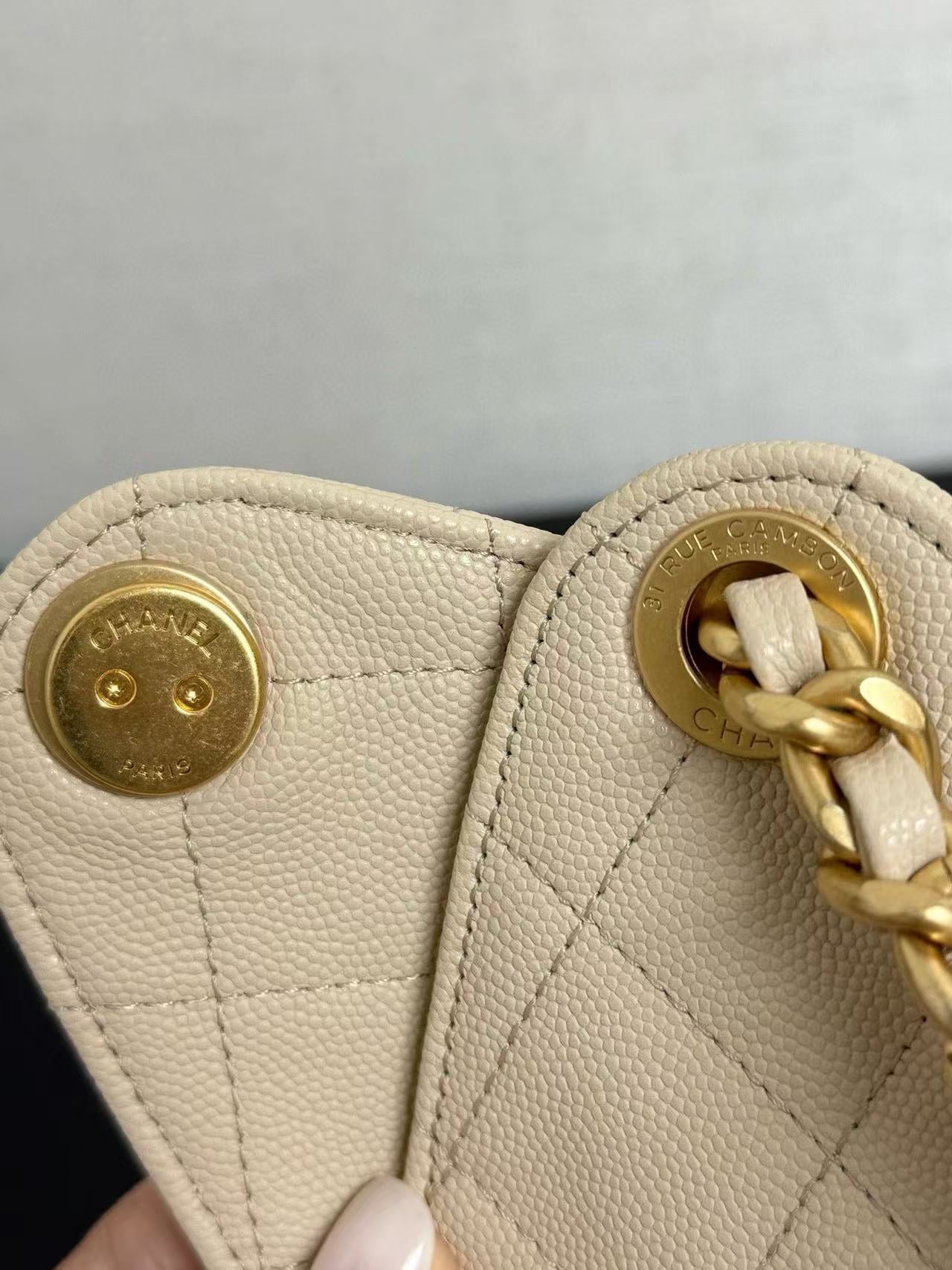 Sac Hobo CC 25C 30 cm en cuir de veau grainé beige